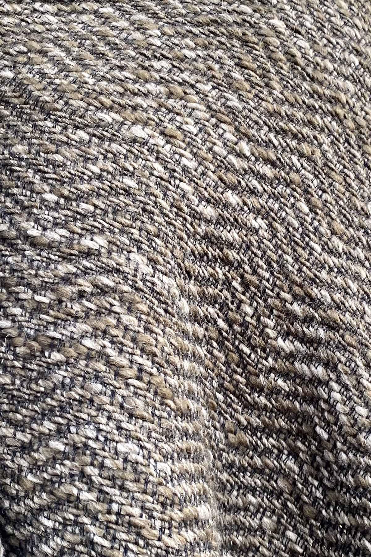 Dettaglio trama Sciarpa scialle Agata telaio filati recupero verde cachi strisce nero malia lab atelier moda etica sostenibile artigianale accessori artigianali