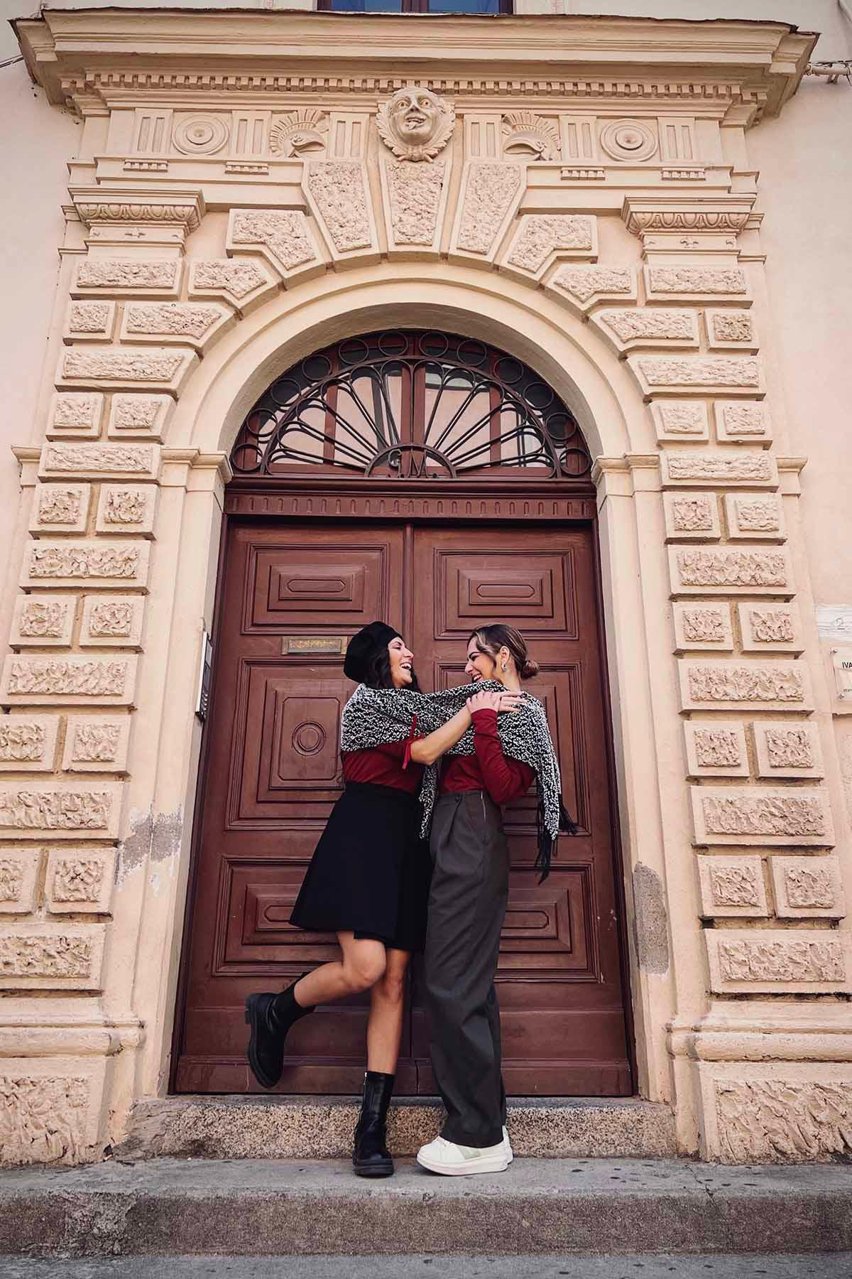 Scialle Giuliana realizzata a telaio manuale calabrese brand malia lab accessori artigianali sostenibili accessori di moda sostenibili