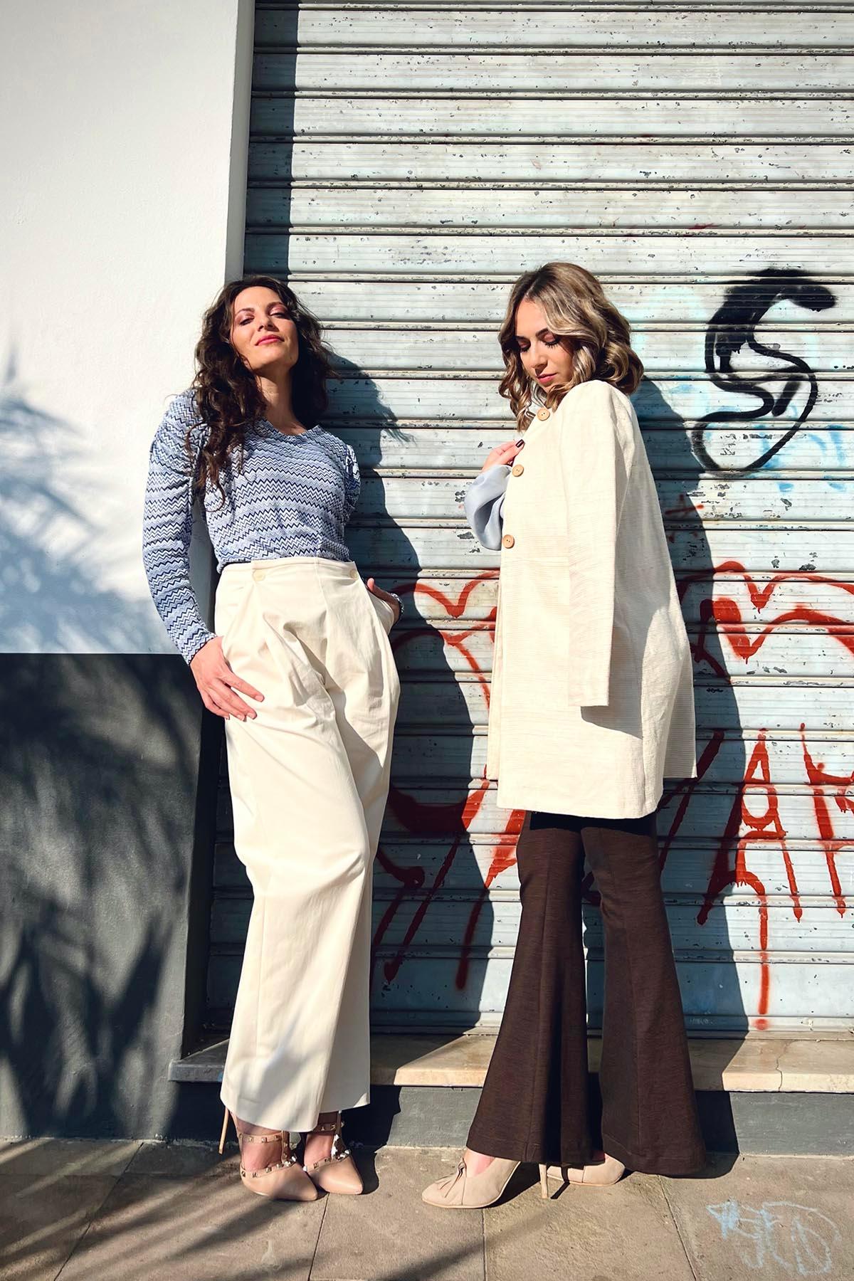 Flavia Amato indossa Pantalone in cotone biologico Elisa brand malia lab atelier moda etica sostenibile artigianale abbigliamento sostenibile