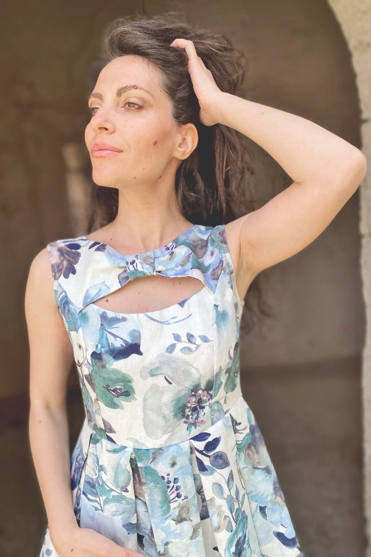 Abito AVA lino abbigliamento sartoriale sostenibile brand etico malia lab dettaglio scollatura
