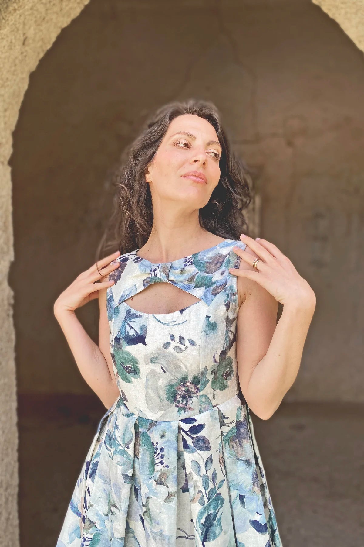 Abito AVA lino abbigliamento sartoriale sostenibile brand etico malia lab scollatura
