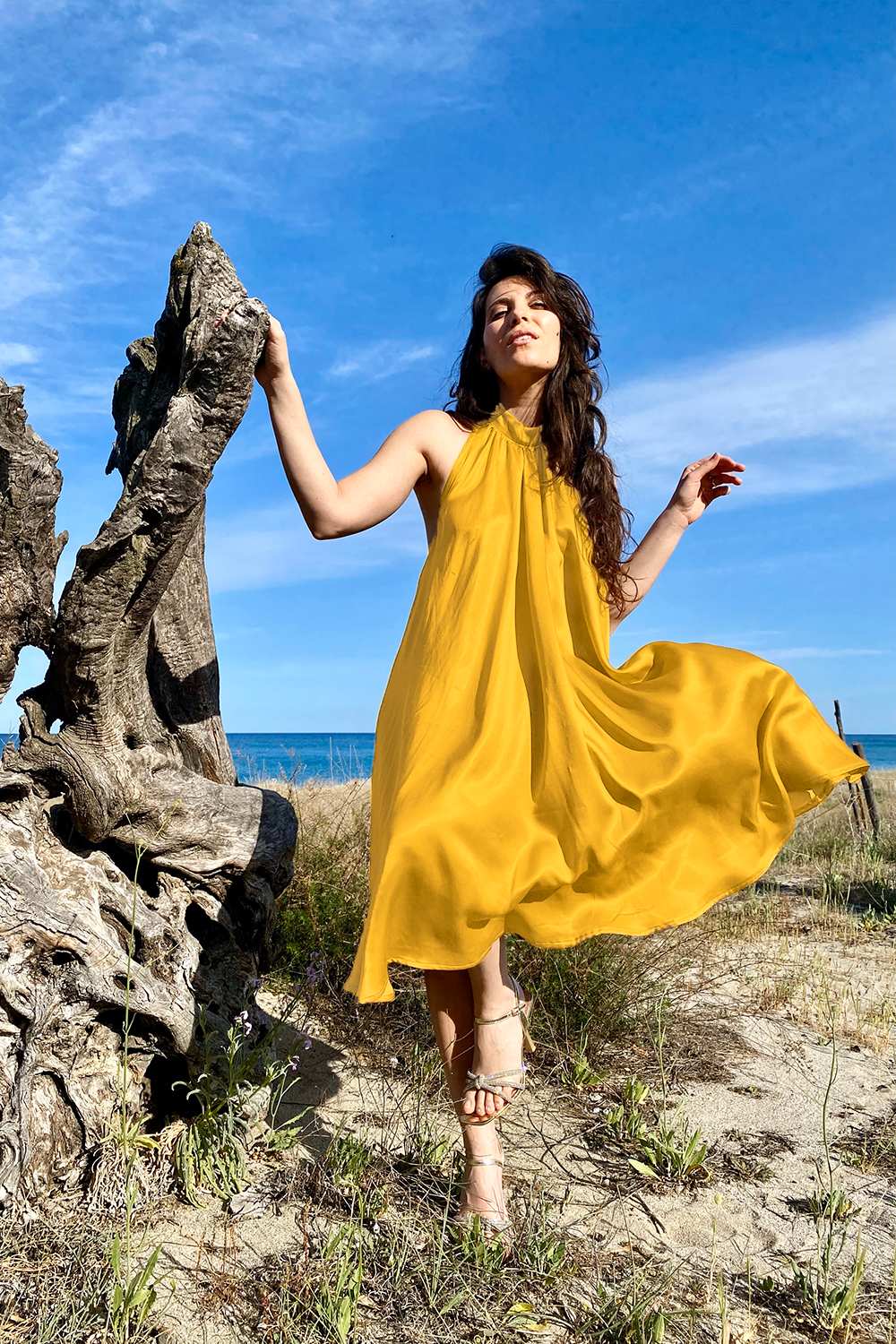 Abito Emily cerimonia cupro lyocell seacell elegante chic abbigliamento sostenibile vestiti ecosostenibili donna brand malia lab moda etica sartoriale colore giallo miele
