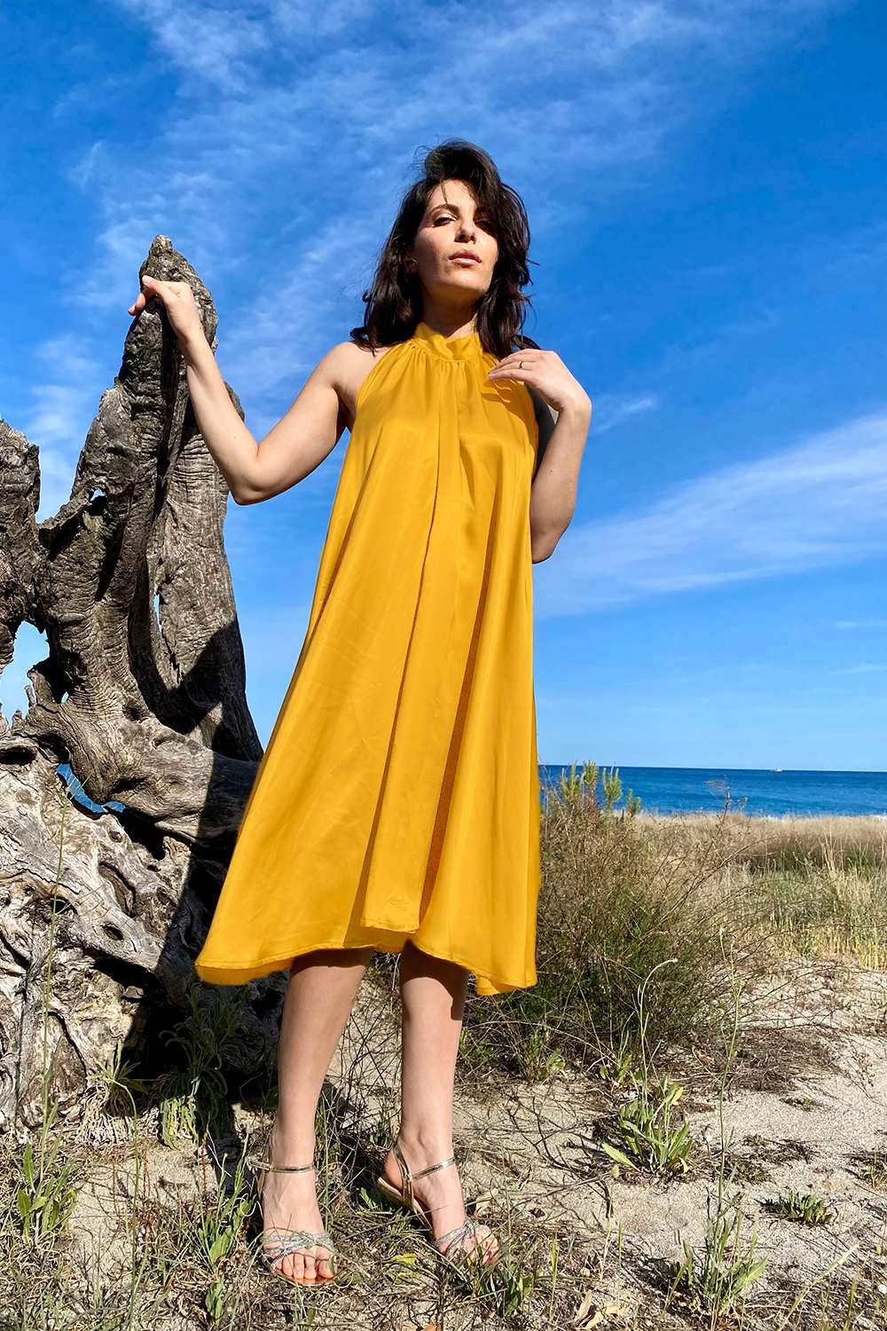 Abito Emily cerimonia cupro lyocell seacell elegante chic abbigliamento sostenibile vestiti ecosostenibili donna brand malia lab moda etica sartoriale colore giallo miele