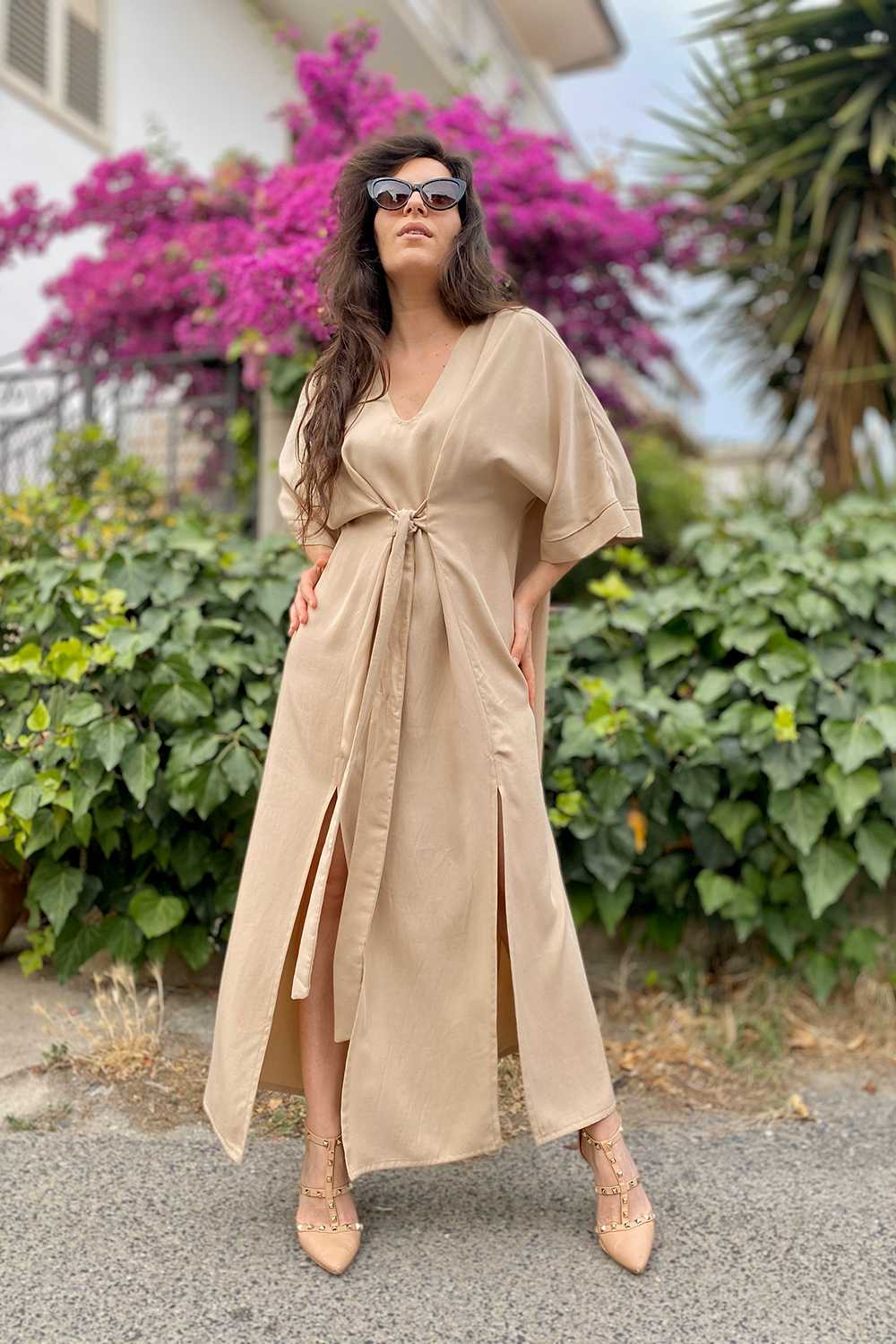 Abito Kimiko incrociato tencel lyocell vestiti sostenibili donna abbigliamento ecosostenibile brand malia lab abito sartoriale beige incrociato