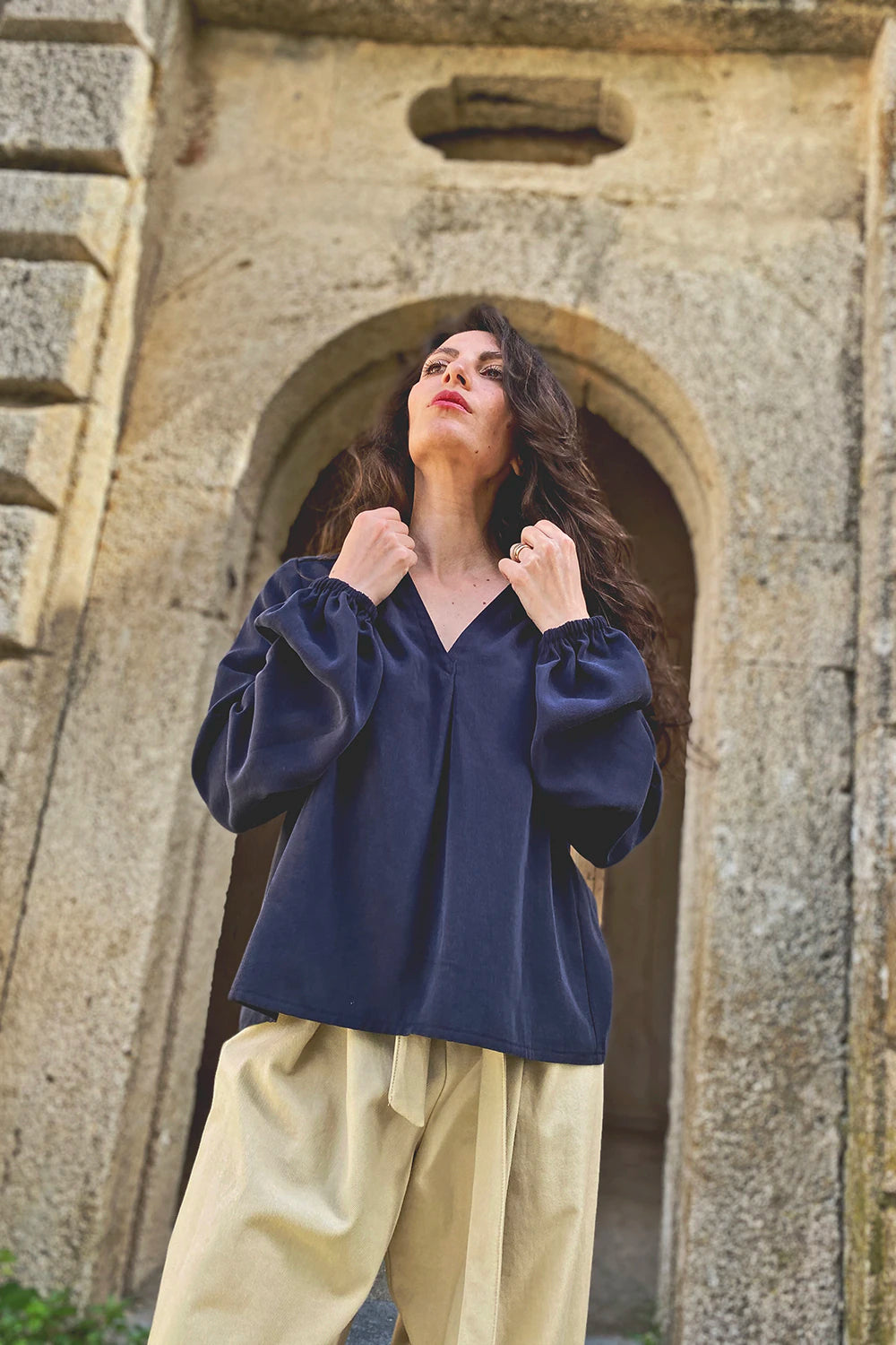 Camicia Alice tencel lyocell abbigliamento sostenibile artigianale sartoriale brand malia lab blu scuro
