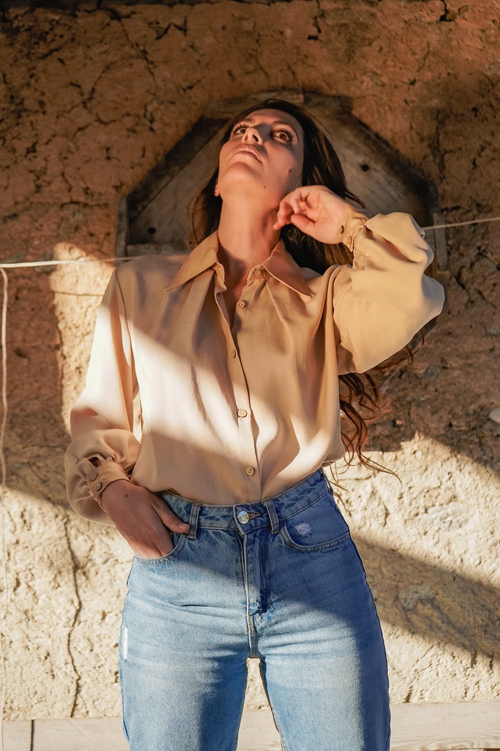 Flavia Amato indossa Camicia in lyocell di eucalipto brand malia lab moda etica abbigliamento sostenibile fibre naturali vestiti ecosostenibili camicia sartoriale
