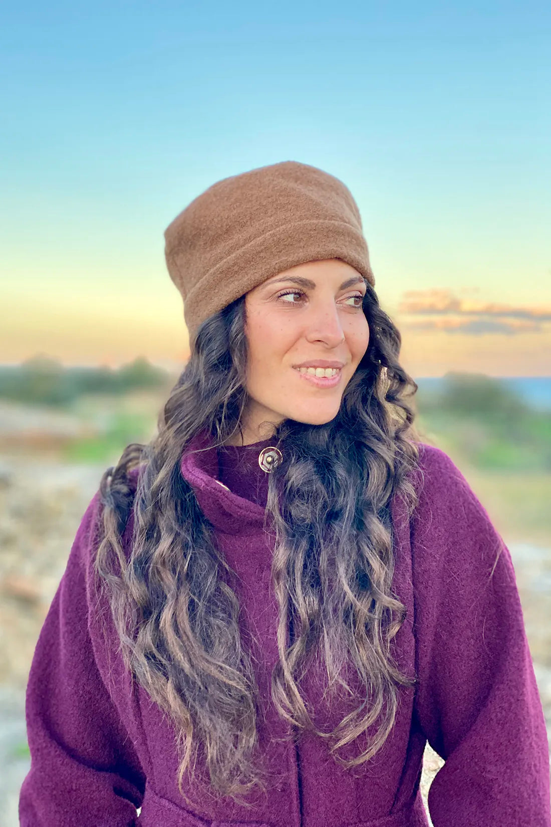 Cappello Bonnie calda lana cotta vergine accessori artigianali sostenibili colore biscotto malia lab vista laterale
