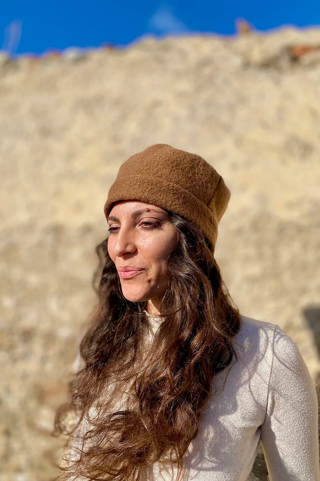 Cappello Bonnie calda lana cotta vergine accessori artigianali sostenibili sartoriale malia lab colore marrone biscotto
