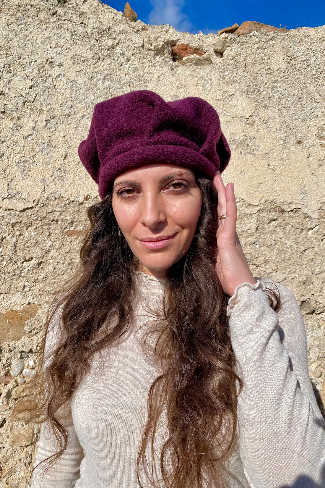 Cappello Edith lana cotta vergine accessori artigianali sostenibili malia lab vista frontale vinaccia
