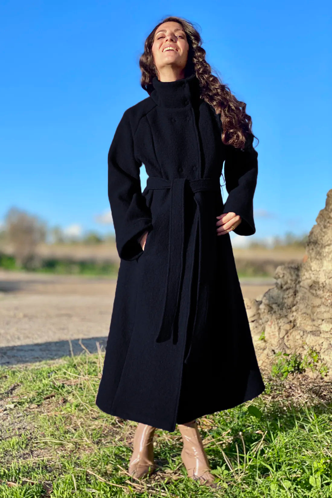 Cappotto Flaminia calda lana cotta vergine abbigliamento artigianale sostenibile colore blu notte malia lab vista frontale
