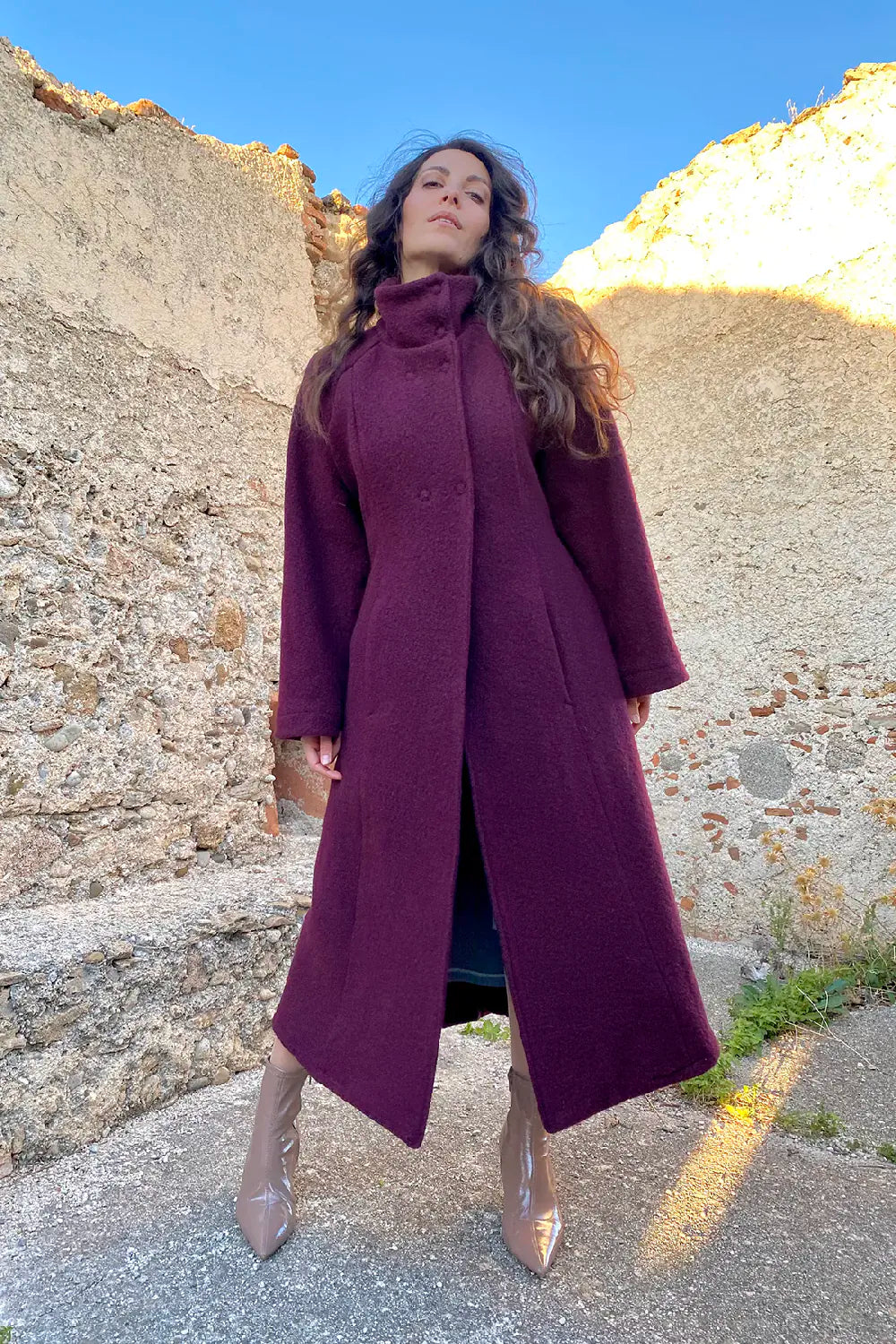 Cappotto Flaminia calda lana cotta vergine abbigliamento artigianale sostenibile colore vinaccia malia lab cinta aperta
