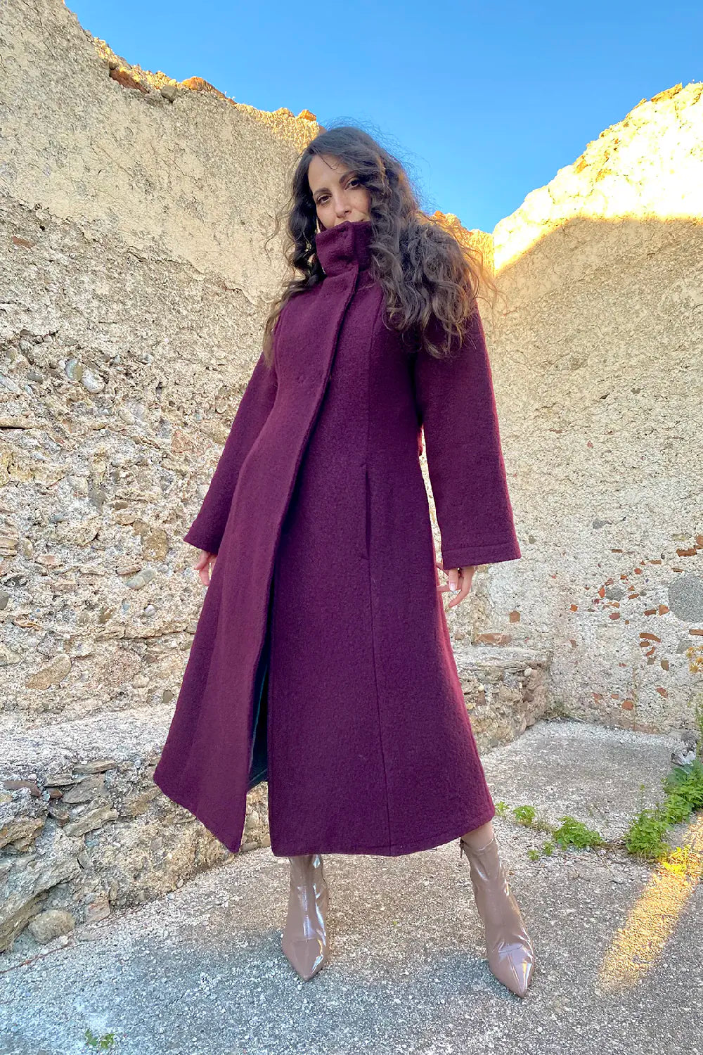 Cappotto Flaminia calda lana cotta vergine abbigliamento artigianale sostenibile colore vinaccia malia lab cinta sulla schiena
