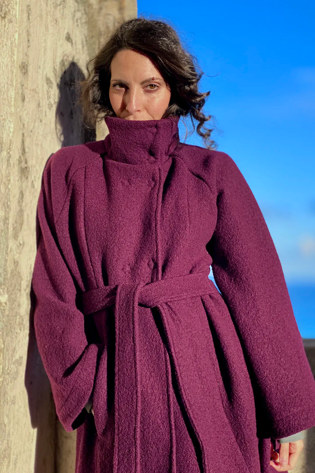 Cappotto Flaminia calda lana cotta vergine abbigliamento artigianale sostenibile colore vinaccia malia lab collo alto
