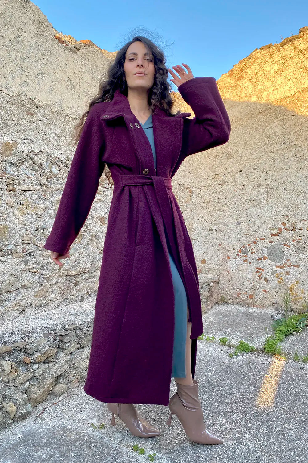 Cappotto Flaminia calda lana cotta vergine abbigliamento artigianale sostenibile colore vinaccia malia lab laterale
