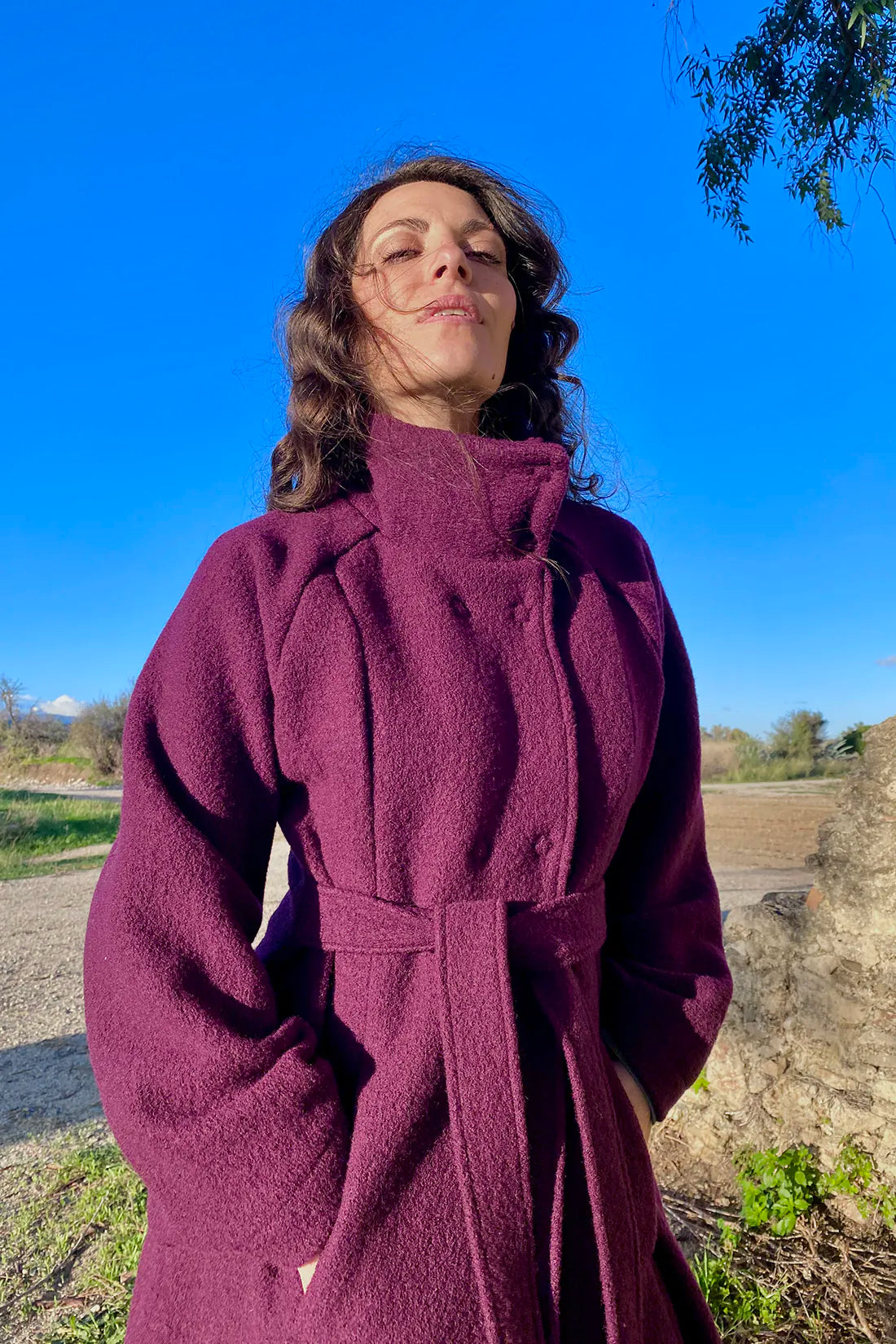 Cappotto Flaminia calda lana cotta vergine abbigliamento artigianale sostenibile colore vinaccia malia lab vista dettaglio collo
