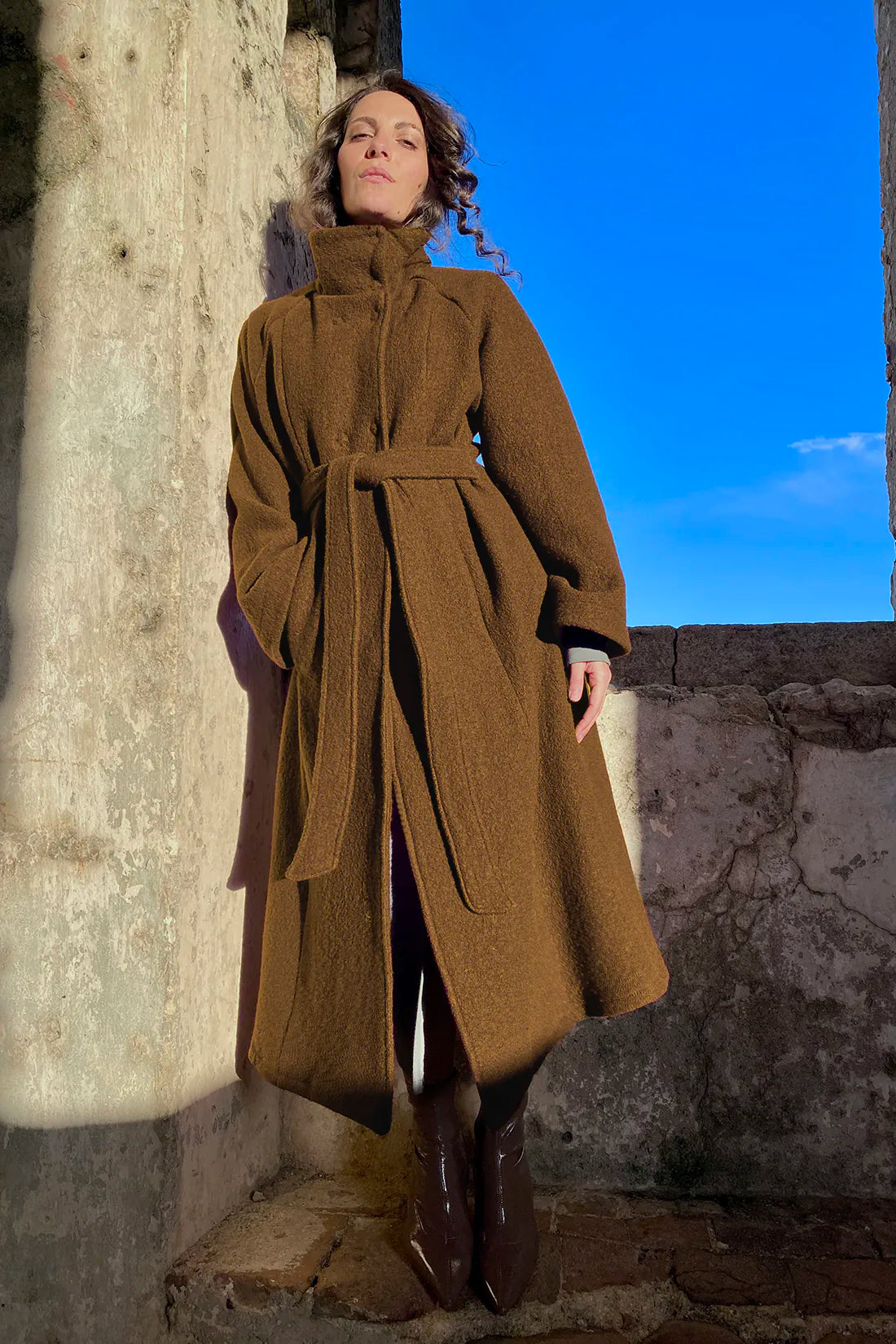 Cappotto Flaminia calda lana cotta vergine abbigliamento artigianale sostenibile malia lab colore biscotto
