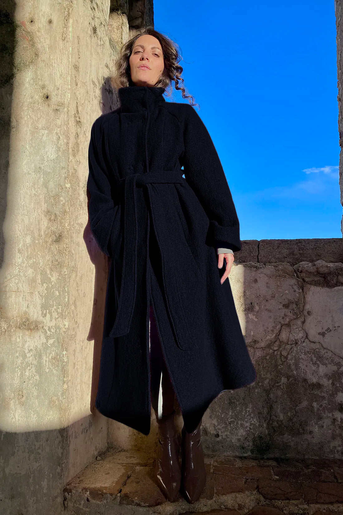 Cappotto Flaminia calda lana cotta vergine abbigliamento artigianale sostenibile malia lab colore blu notte
