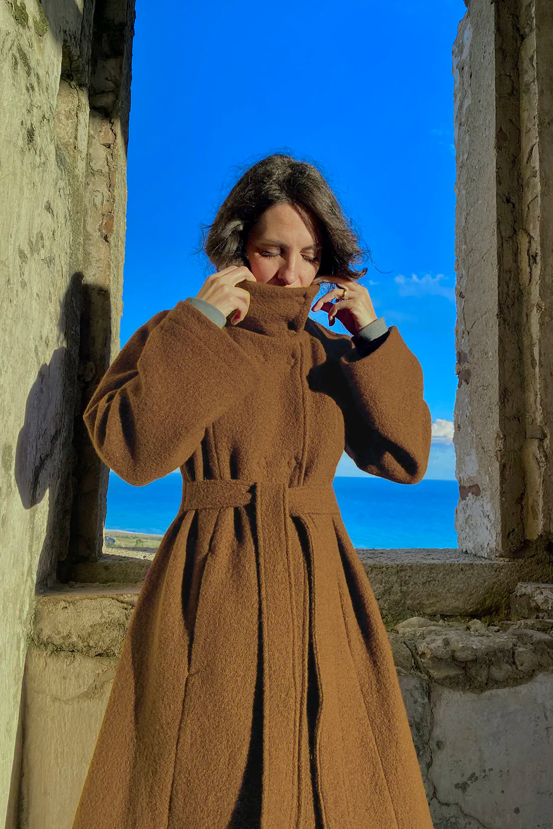 Cappotto Flaminia lana cotta vergine abbigliamento artigianale sostenibile malia lab colore biscotto dettaglio collo alto
