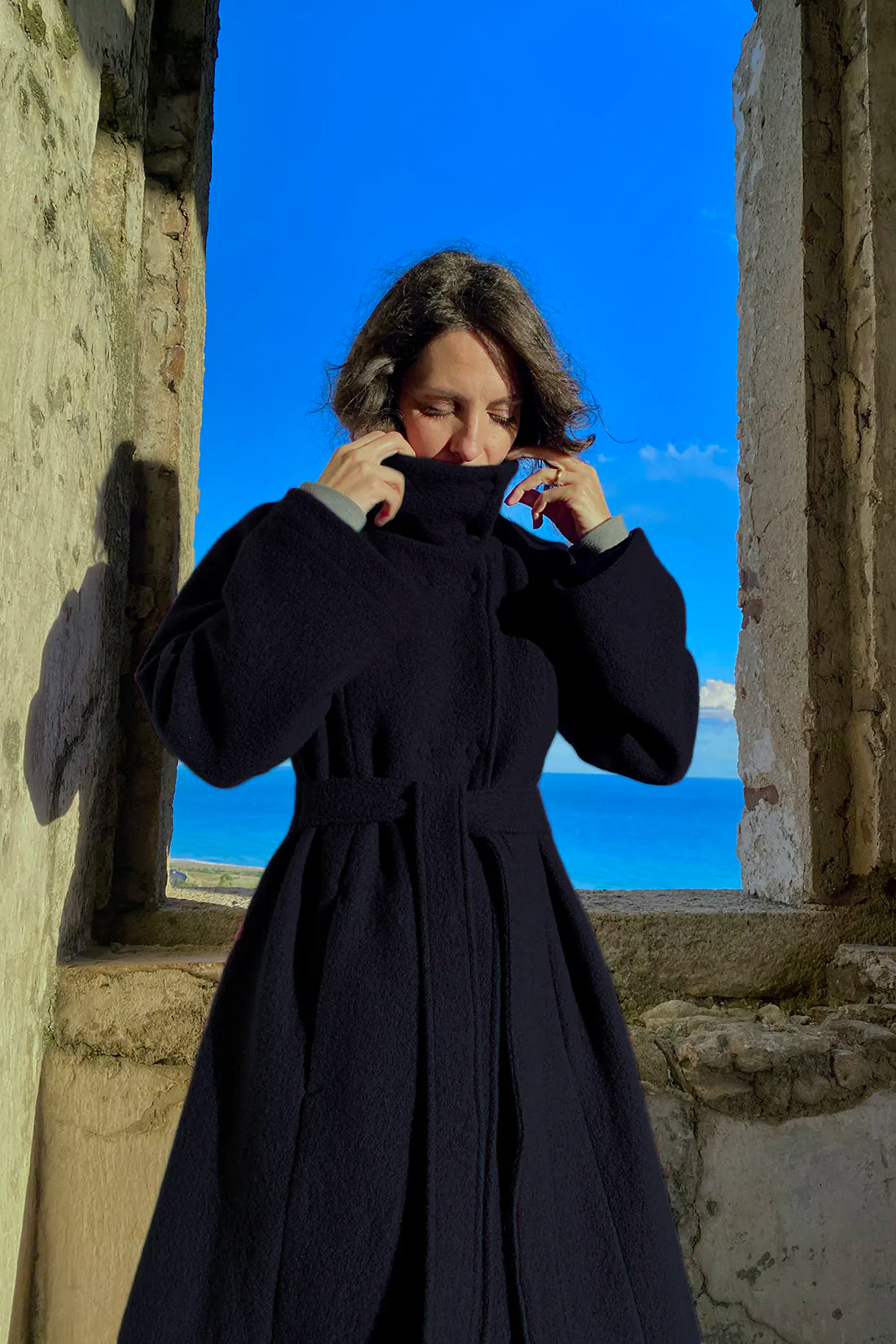 Cappotto Flaminia lana cotta vergine abbigliamento artigianale sostenibile malia lab colore blu notte dettaglio collo alto
