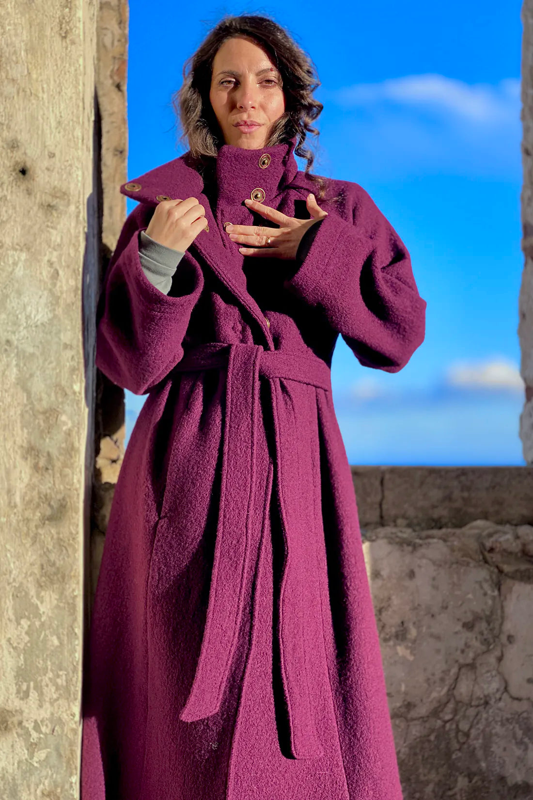 Cappotto Flaminia lana cotta vergine abbigliamento artigianale sostenibile malia lab colore vinaccia collo alto aperto
