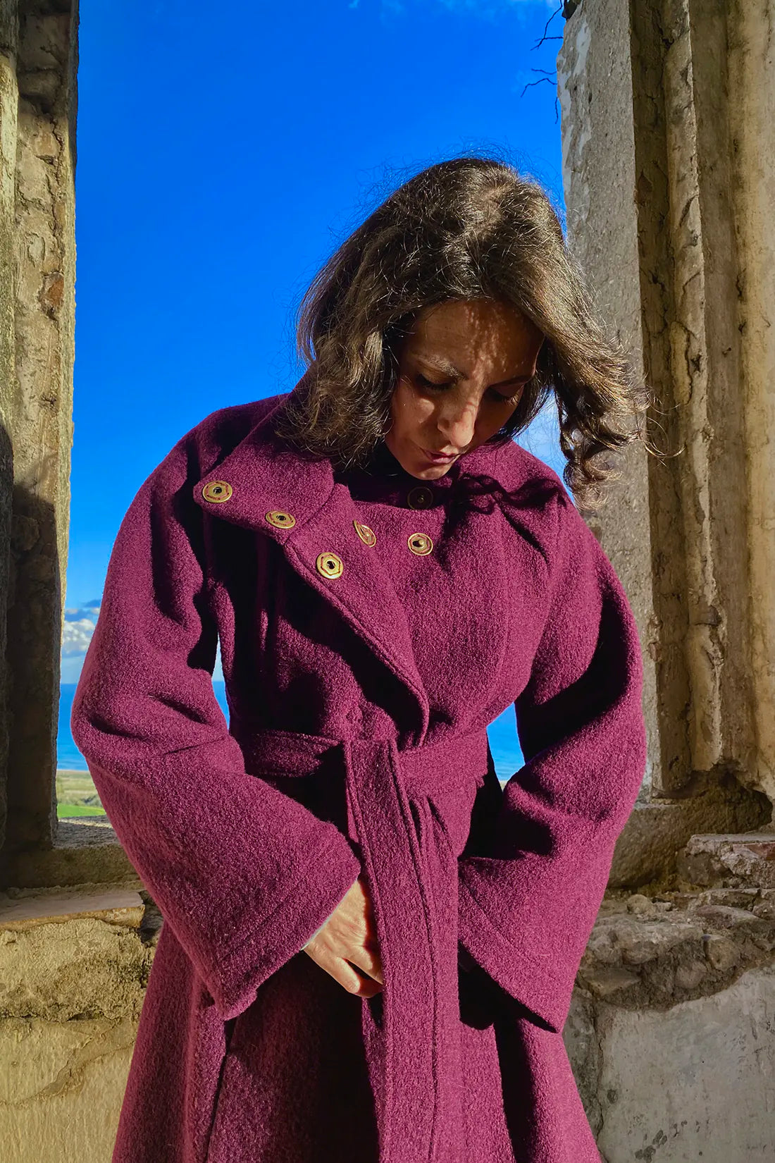 Cappotto Flaminia lana cotta vergine abbigliamento artigianale sostenibile malia lab colore vinaccia dettaglio abbottonatura
