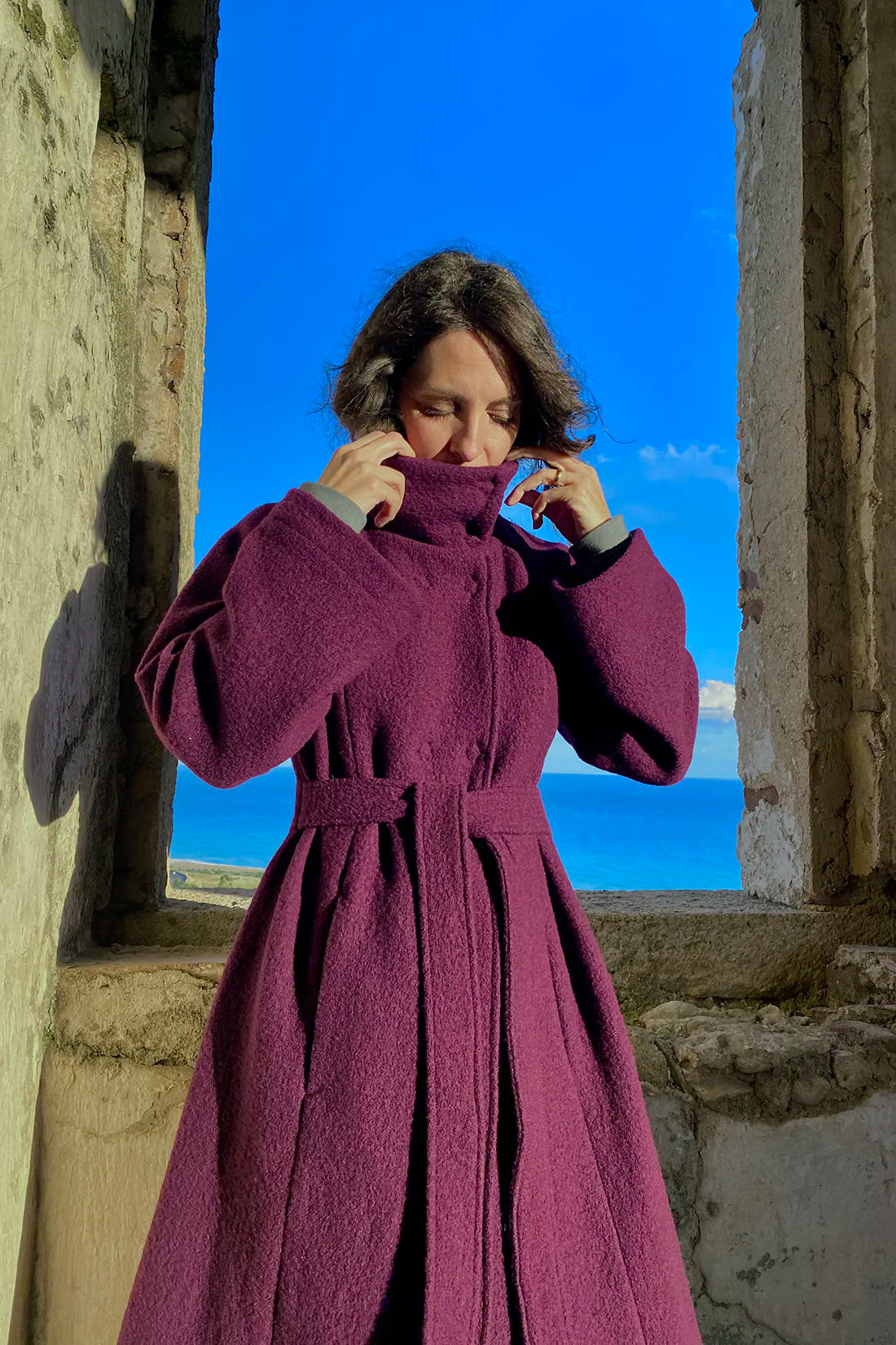 Cappotto Flaminia lana cotta vergine abbigliamento artigianale sostenibile malia lab colore vinaccia dettaglio collo alto
