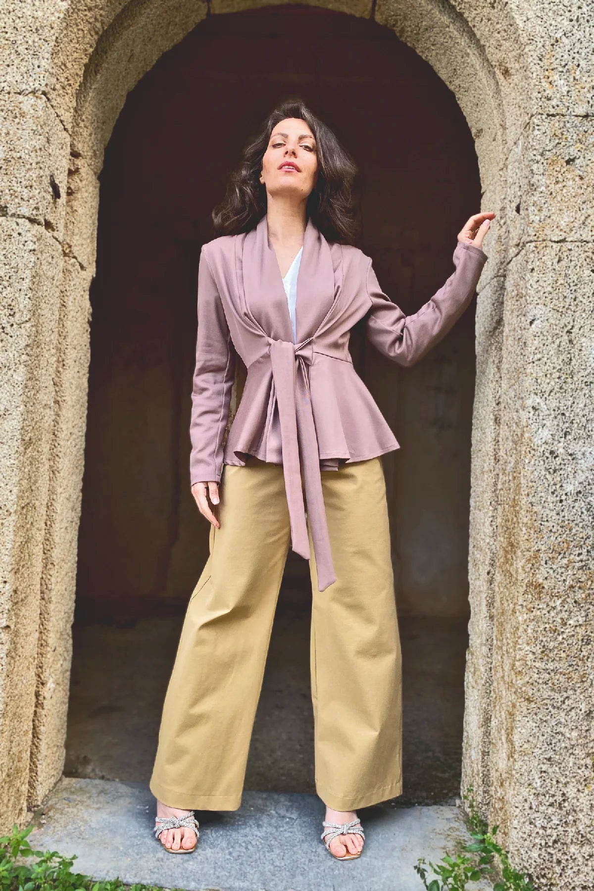 Cardigan Vivi cotone Pantalone Frida abbigliamento sostenibile sartoriale brand malia lab dettaglio cinta
