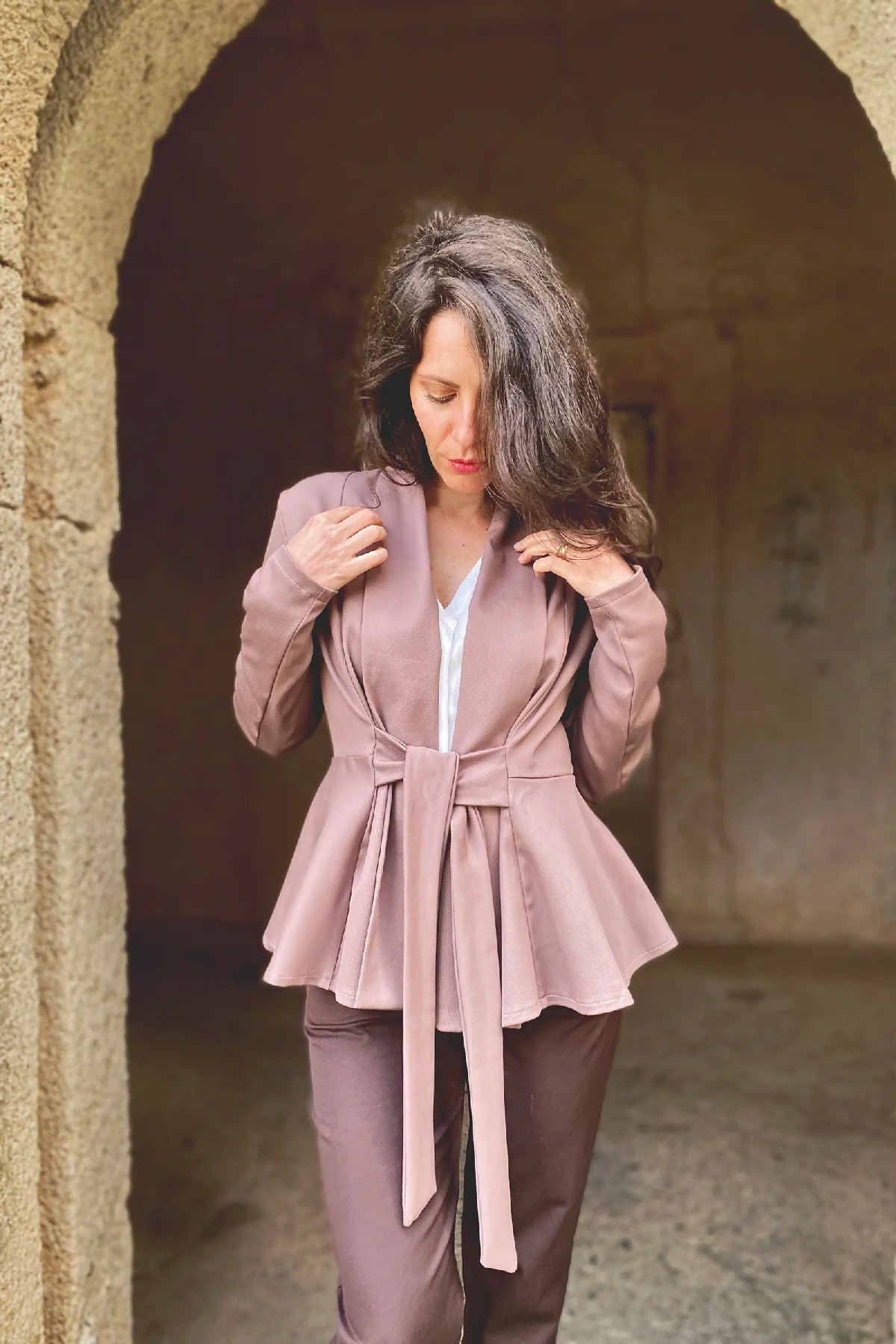 Cardigan Vivi cotone Pantalone Gloria abbigliamento sostenibile sartoriale brand malia lab dettaglio cinta
