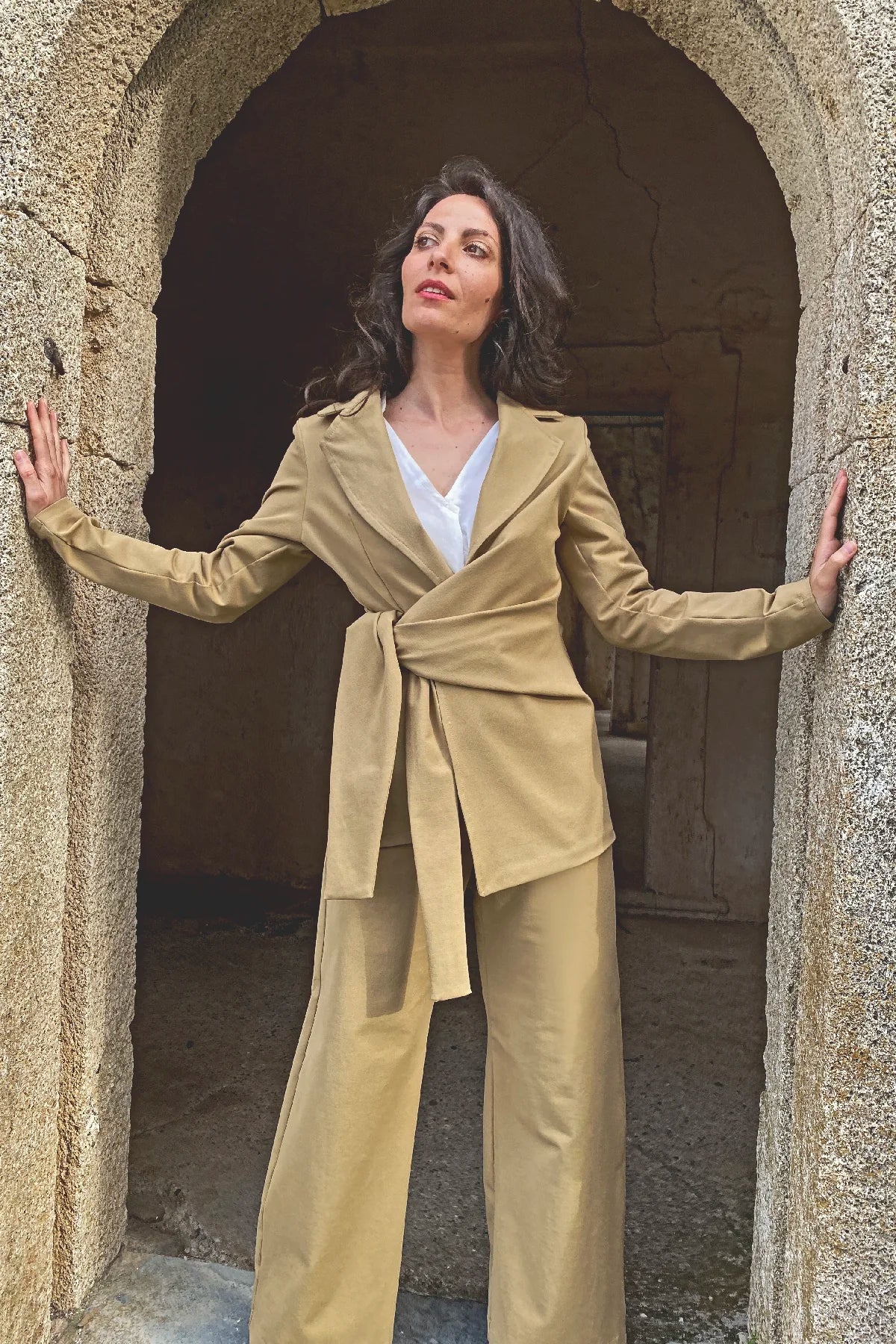 Giacca con Fusciacca chandra cotone  pantalone palazzo frida sabbia abbigliamento sartoriale artigianale brand etico malia lab
