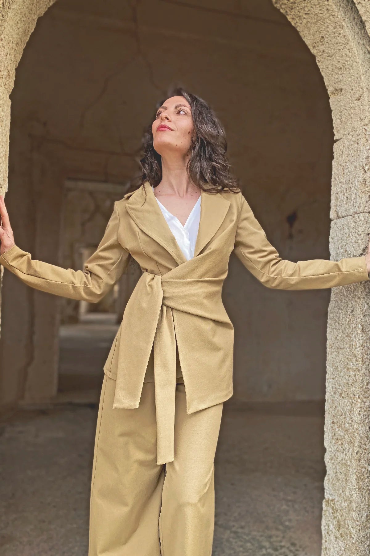 Giacca con Fusciacca chandra cotone sabbia abbigliamento sartoriale artigianale brand etico malia lab
