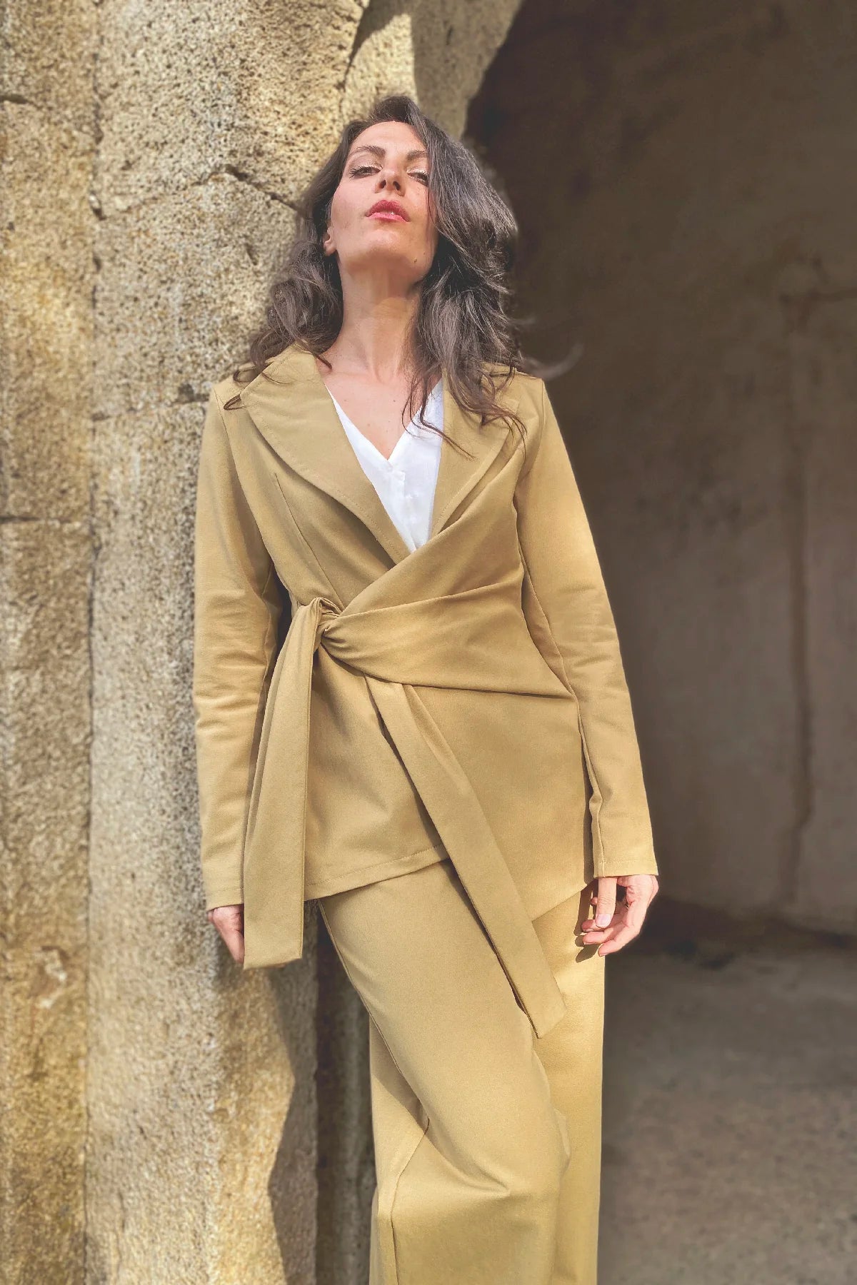 Giacca con Fusciacca chandra cotone sabbia abbigliamento sostenibile artigianale brand etico malia lab allacciatura cinta

