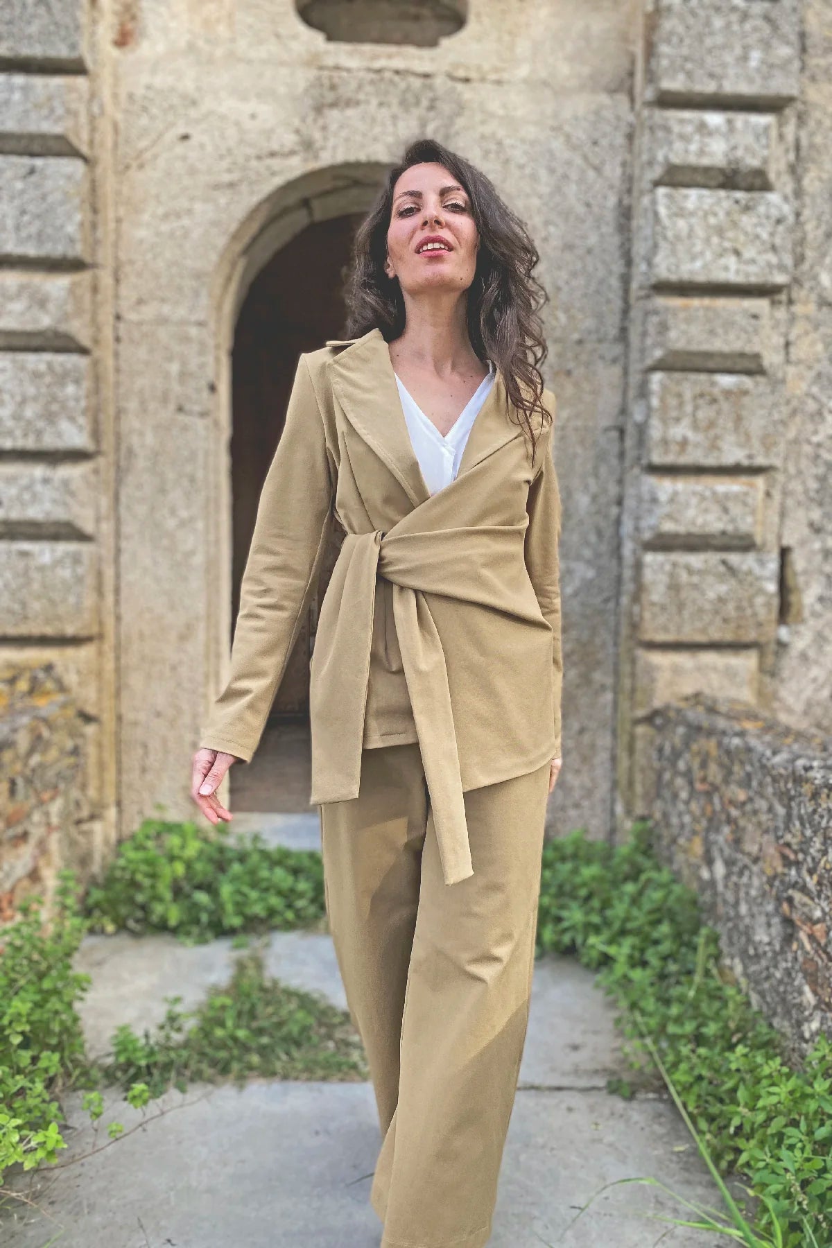 Giacca con Fusciacca chandra cotone sabbia abbigliamento sostenibile artigianale brand etico malia lab
