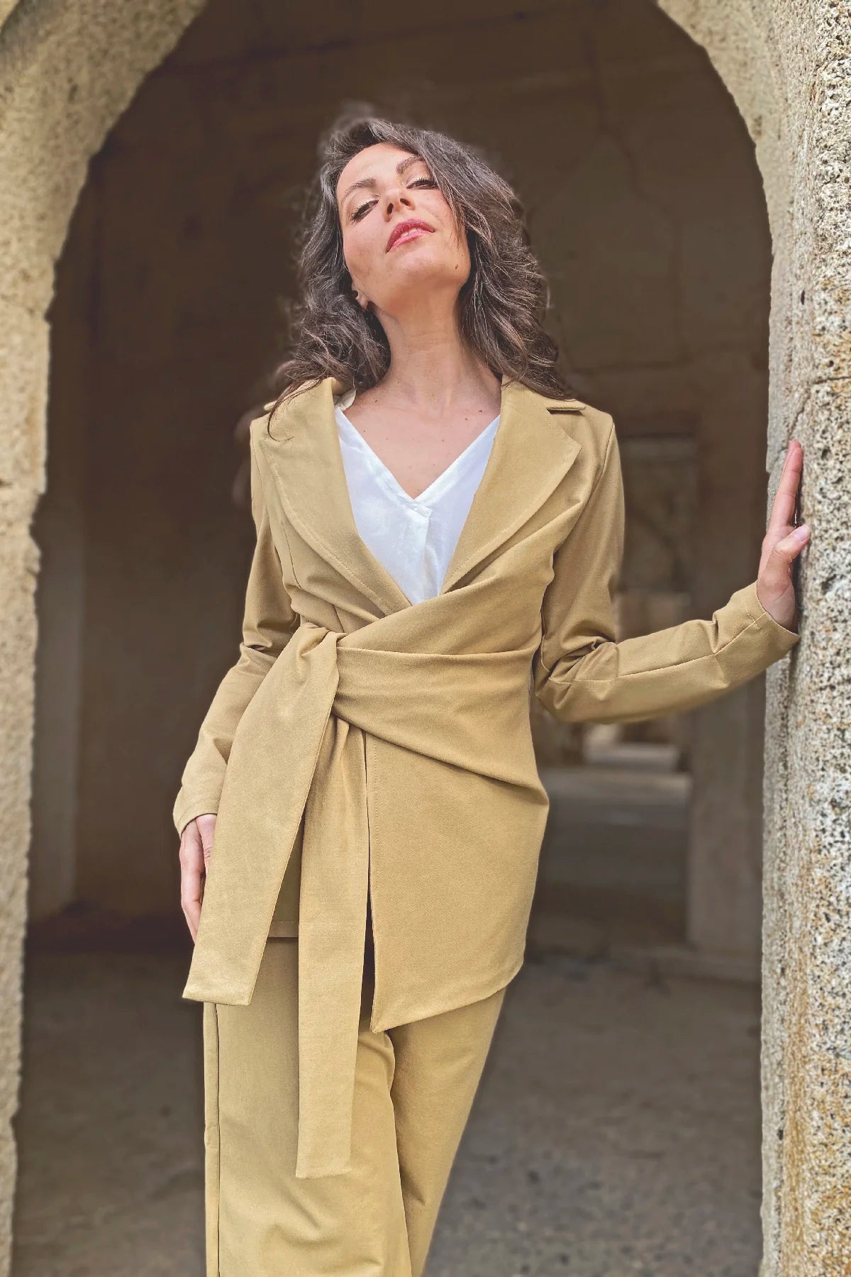 Giacca con Fusciacca chandra cotone sabbia abbigliamento sostenibile artigianale brand etico sartoriale malia lab
