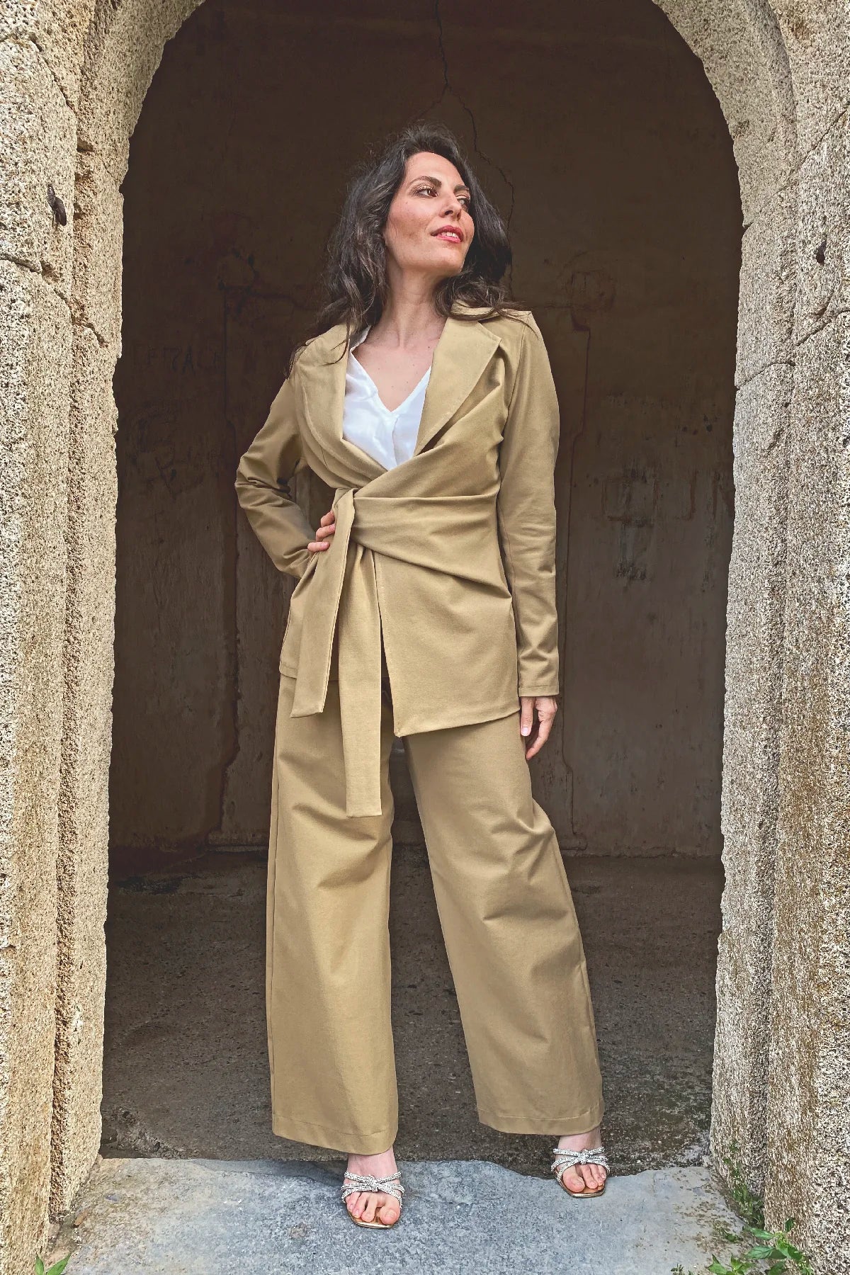 Giacca con Fusciacca chandra cotone sabbia abbigliamento sostenibile artigianale brand sartoriale malia lab
