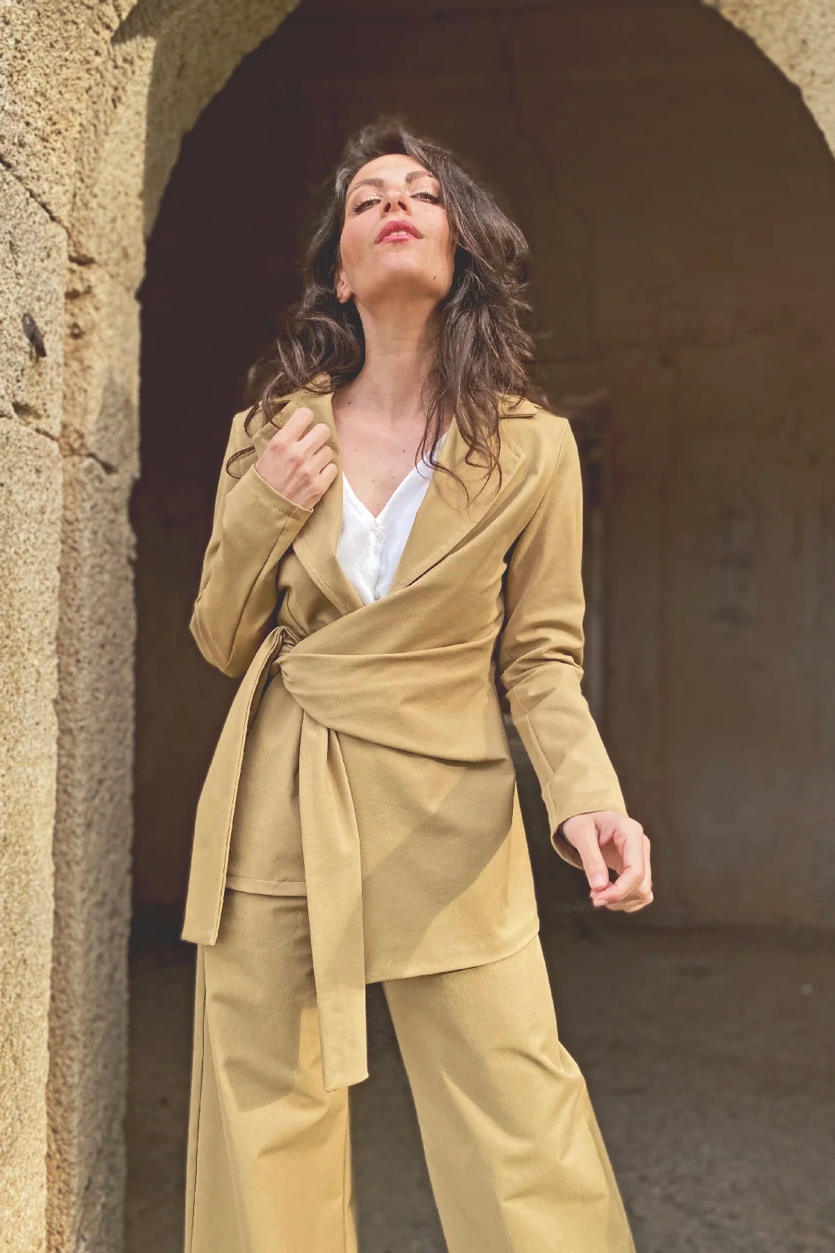 Giacca con Fusciacca chandra cotone sabbia pantalone palazzo abbigliamento sostenibile artigianale brand etico malia lab
