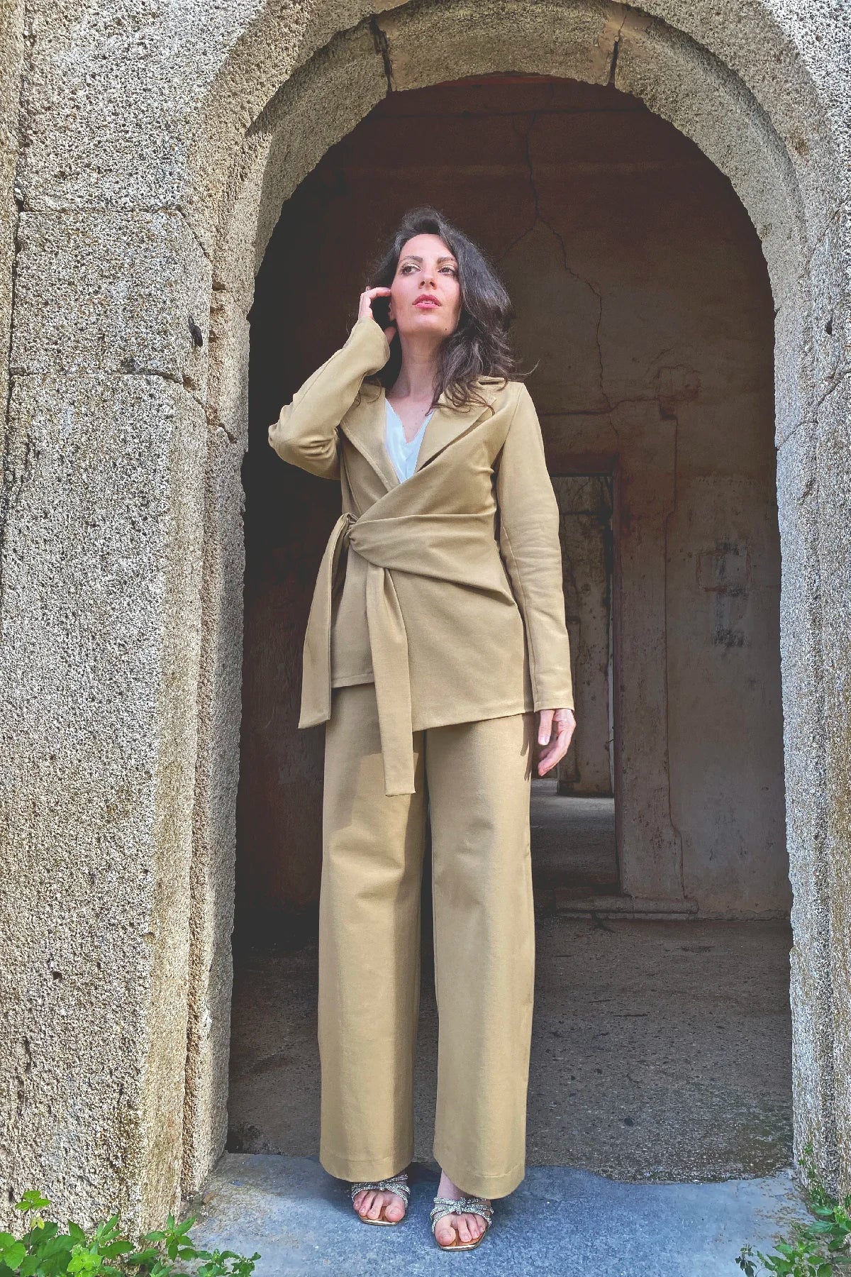 Giacca con Fusciacca chandra pantalone frida cotone sabbia abbigliamento sostenibile artigianale brand etico malia lab allacciatura cinta
