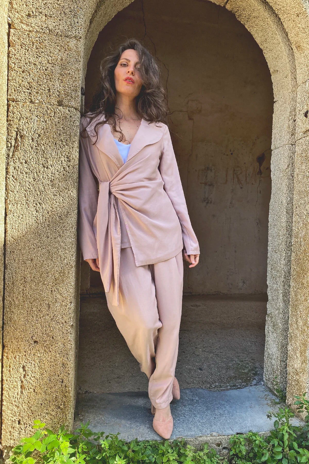Giacca con fusciacca Selina tencel lyocell abbigliamento sartoriale artigianale brand etico malia lab comoda elegante
