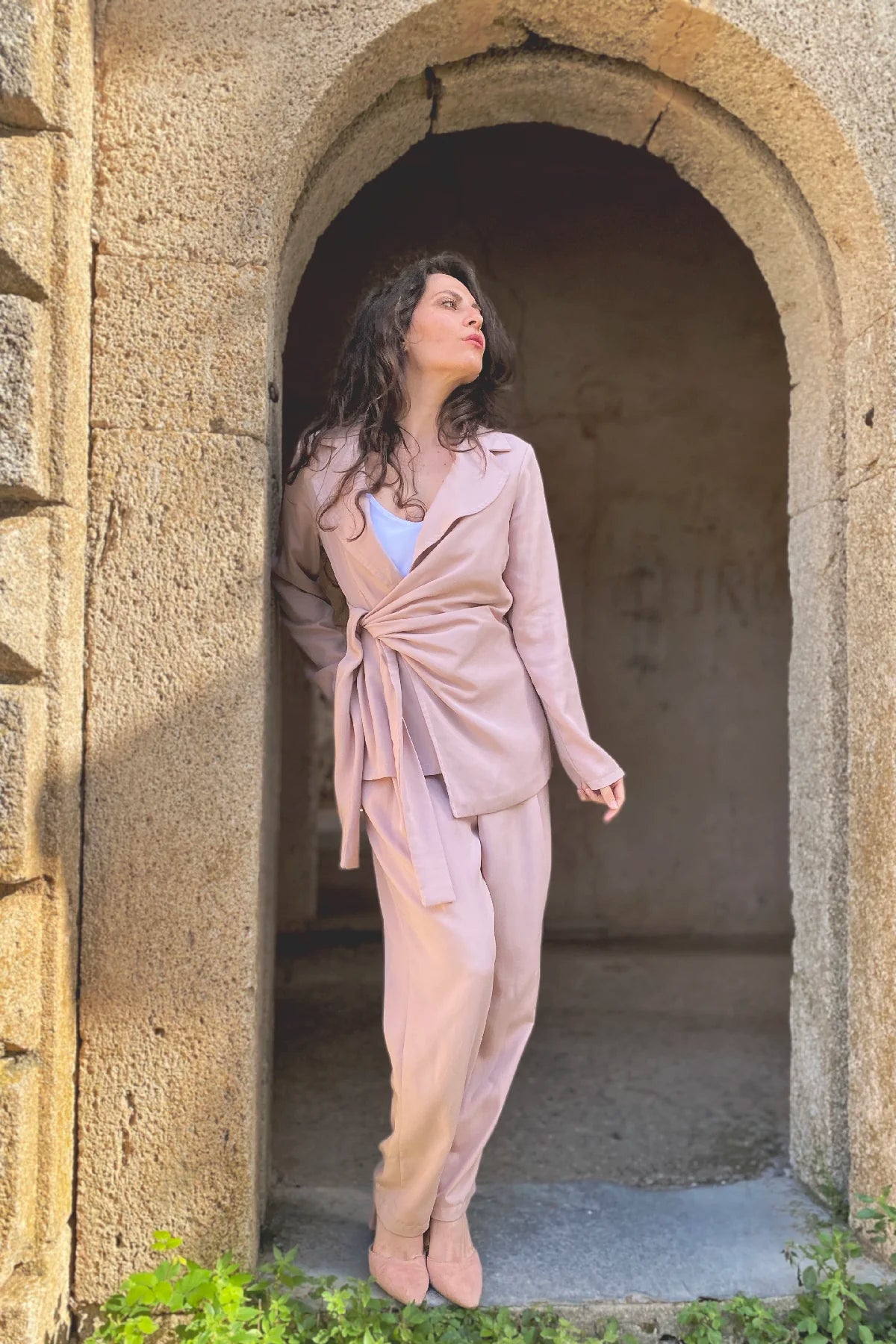 Giacca con fusciacca Selina tencel lyocell abbigliamento sartoriale artigianale brand etico malia lab laterale
