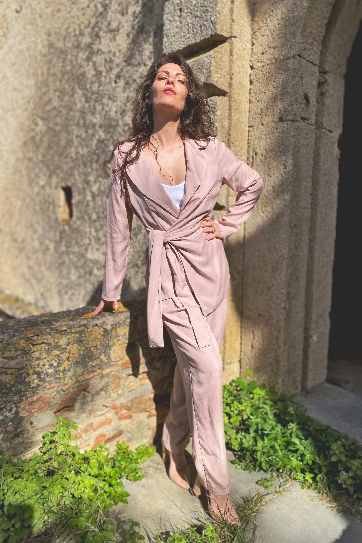 Giacca con fusciacca Selina tencel lyocell pantalone Gaby abbigliamento sartoriale artigianale brand sostenibile malia lab
