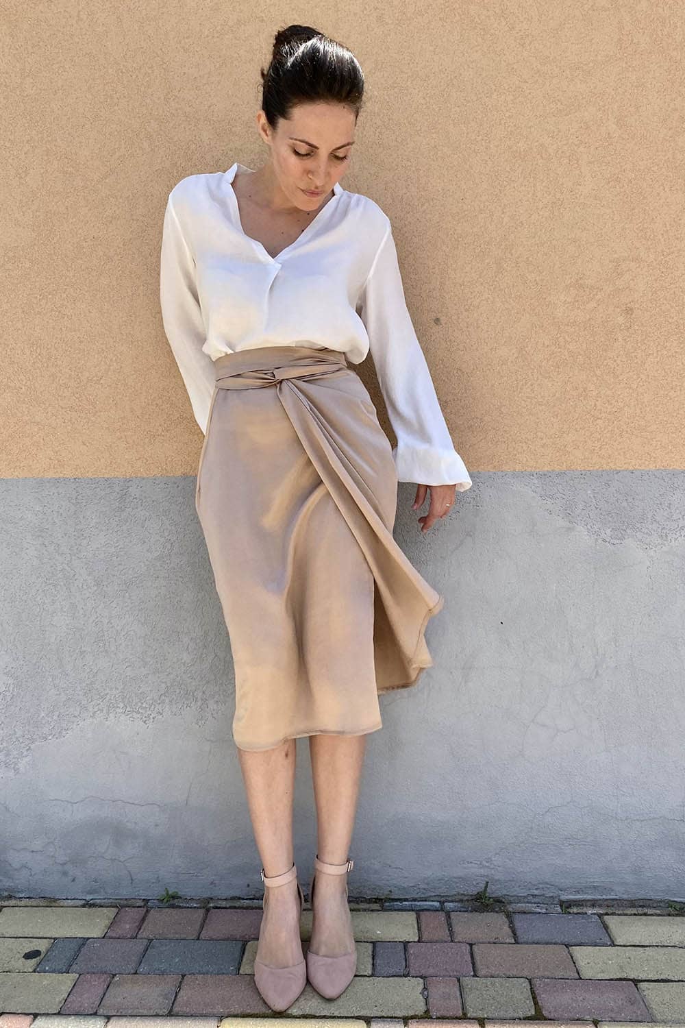 Flavia Amato indossa Gonna a portafoglio Sofia cupro versatile atelier brand malia lab abbigliamento sartoriale sostenibile vestiti ecosostenibili donna su misura