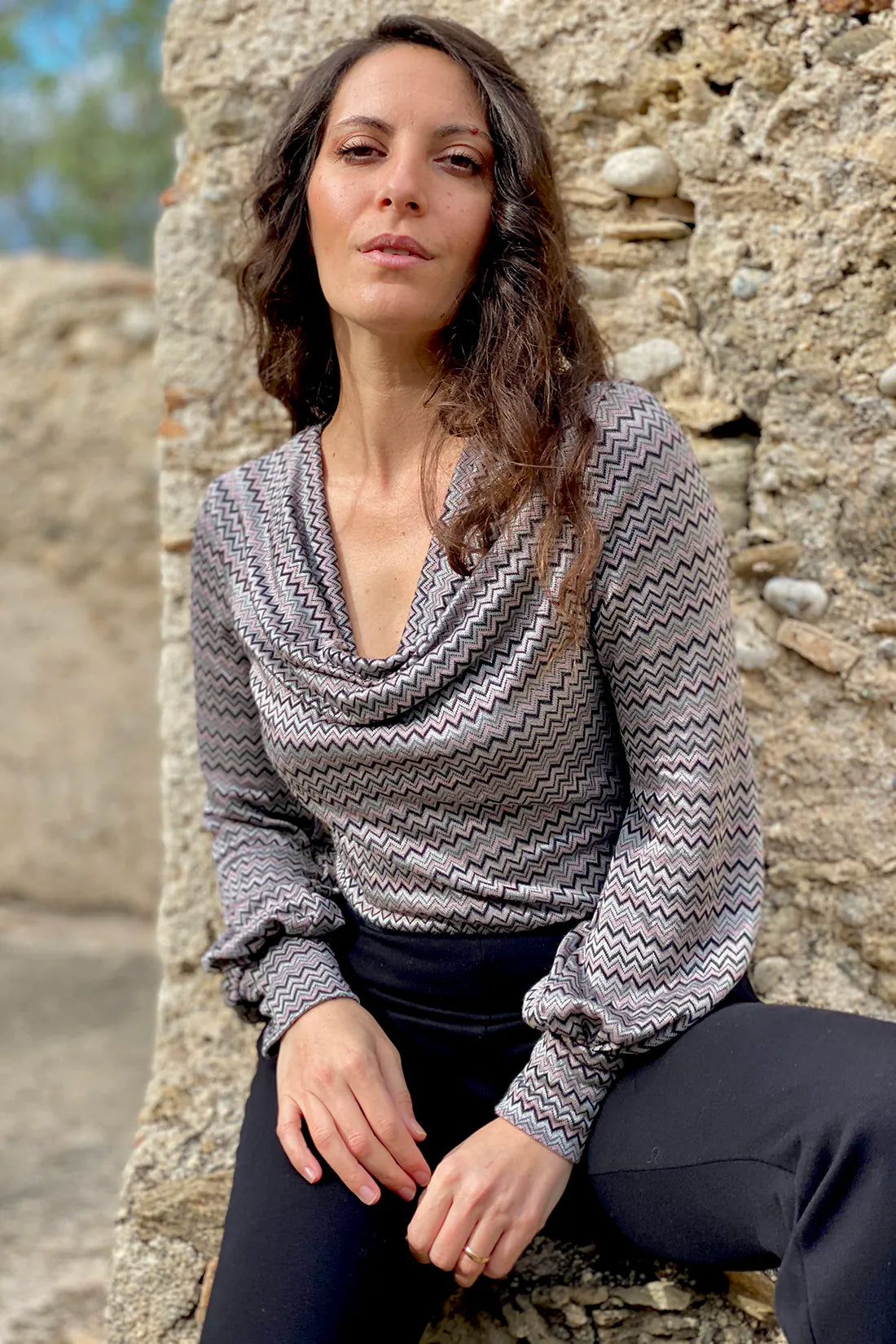 Maglia CANNELLA ecoviscosa vegetale abbigliamento sartoriale sostenibile etico malia lab collo ampio
