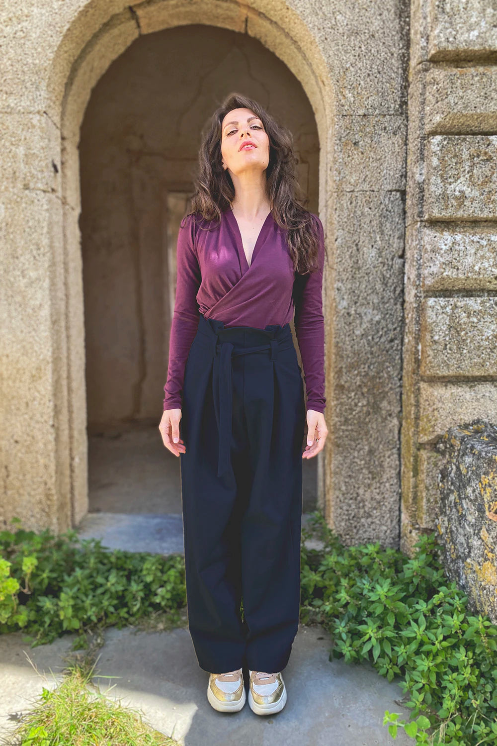Pantalone Elaine ampio pieghe cotone abbigliamento sartoriale sostenibile brand malia lab blu
