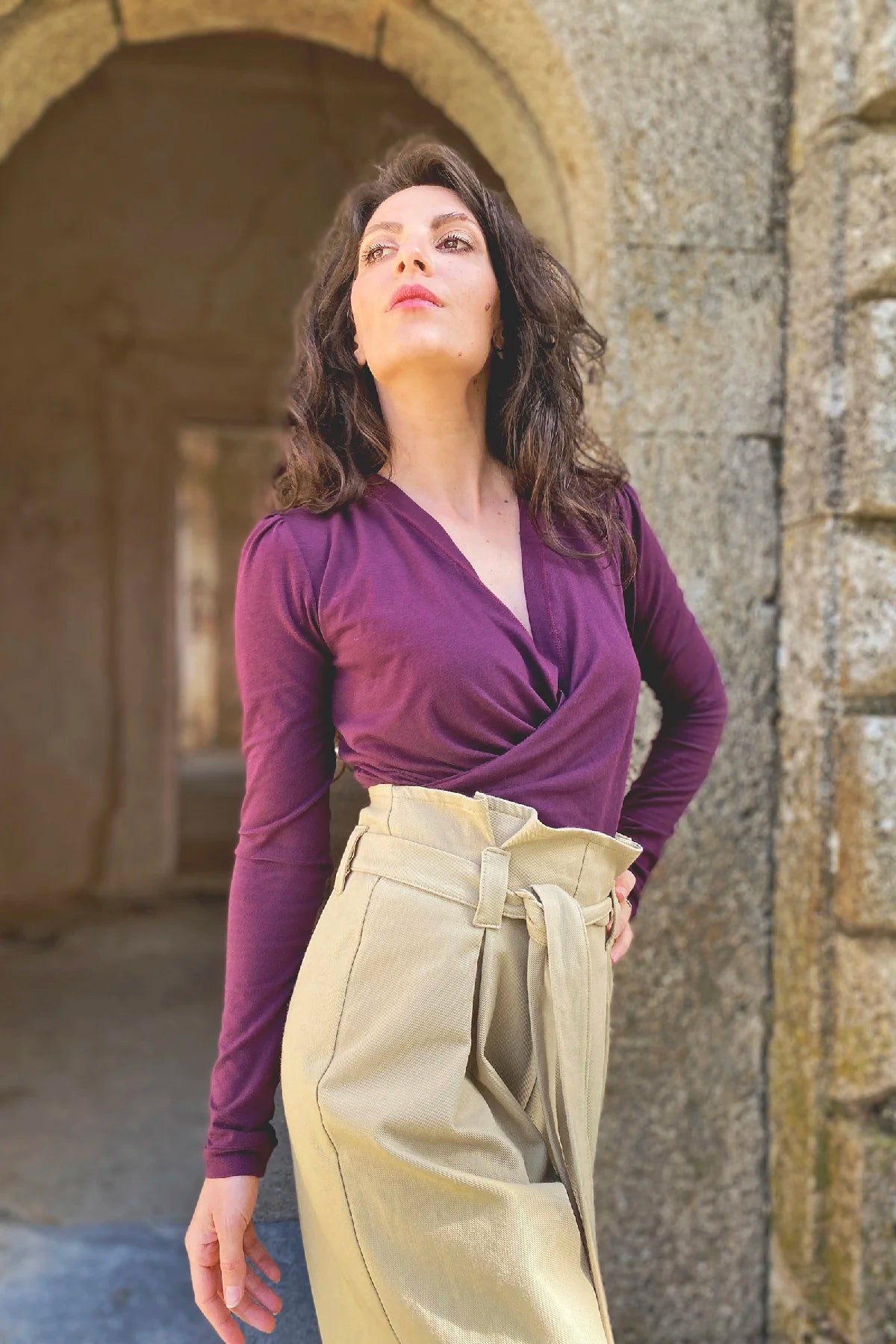 Pantalone Elaine ampio pieghe cotone abbigliamento sartoriale sostenibile brand malia lab dettaglio cinta
