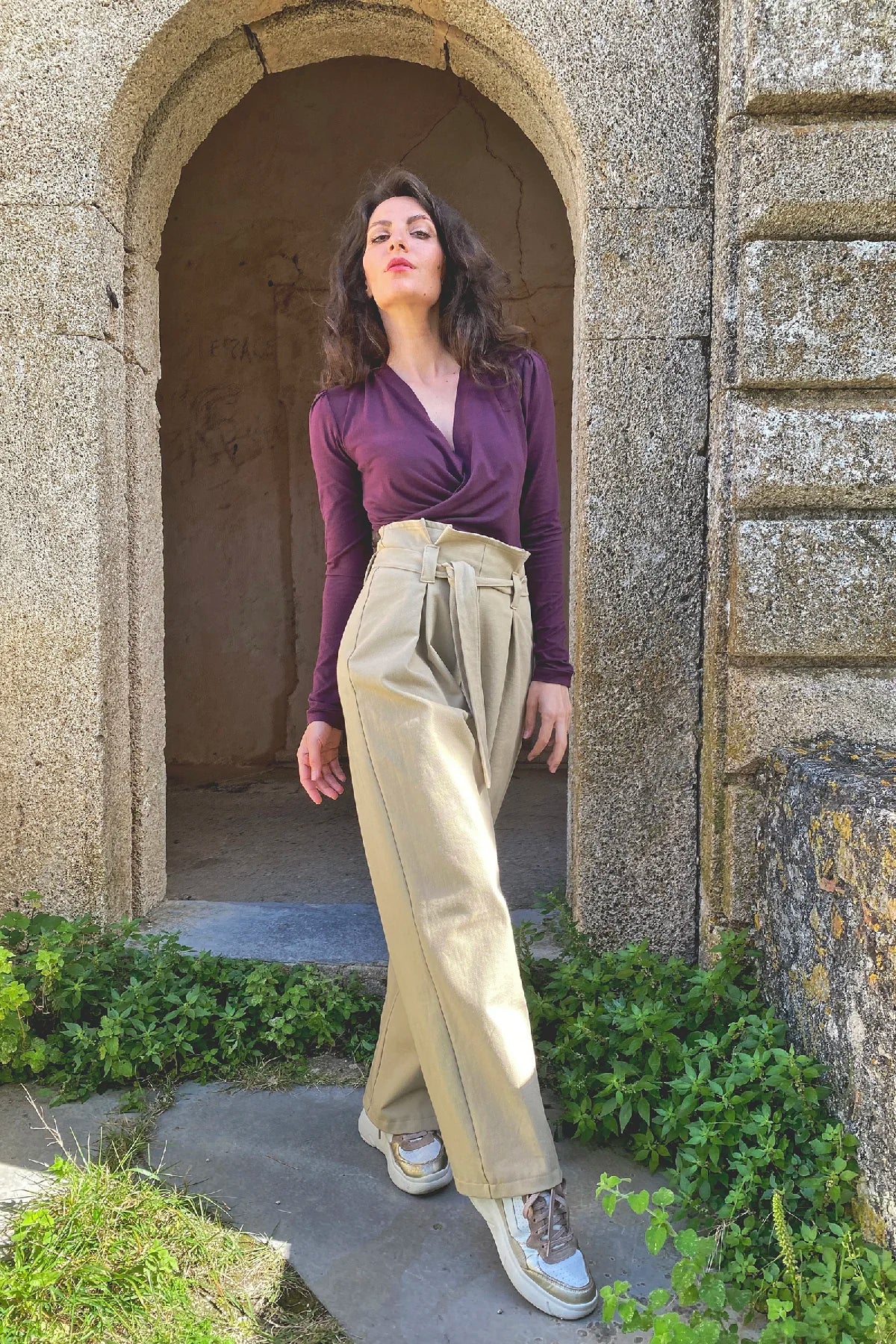 Pantalone Elaine ampio pieghe cotone abbigliamento sartoriale sostenibile brand malia lab laterale

