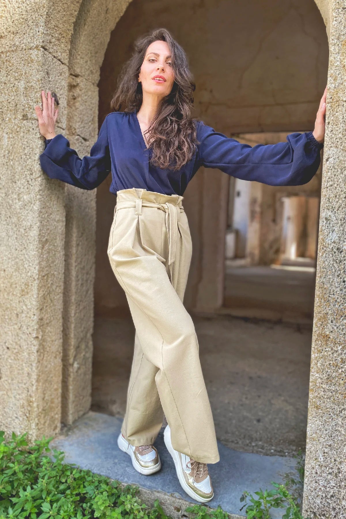 Pantalone Elaine pieghe cotone camicia Alice lyocell abbigliamento sartoriale sostenibile brand malia lab dettaglio laterale
