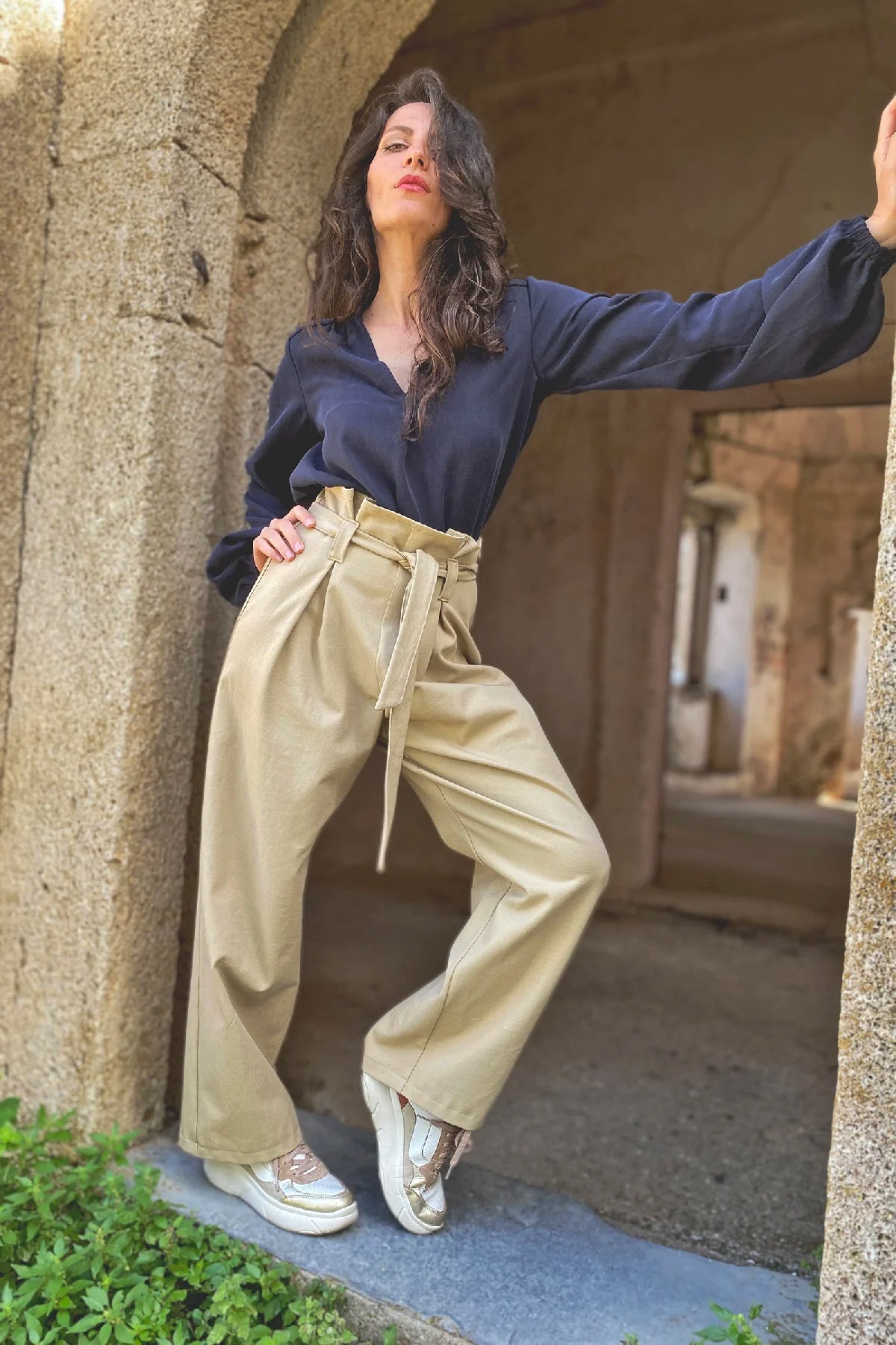Pantalone Elaine pieghe cotone camicia Alice lyocell abbigliamento sartoriale sostenibile brand malia lab laterale
