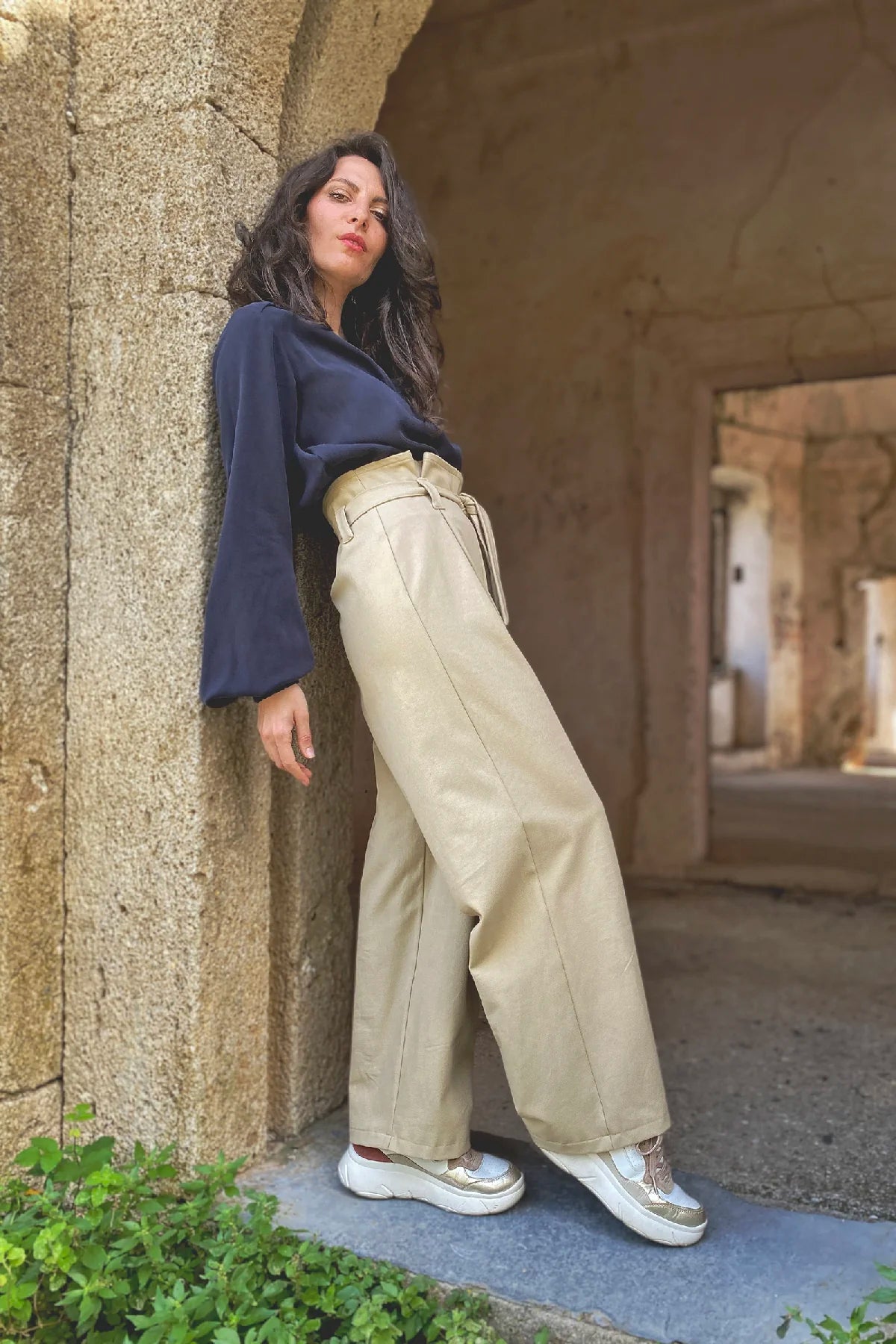 Pantalone Elaine pieghe cotone camicia Alice lyocell abbigliamento sartoriale sostenibile brand malia lab vista laterale

