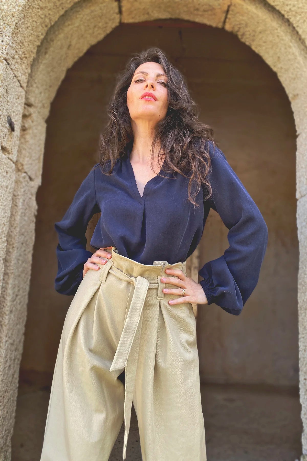 Pantalone Elaine pieghe cotone camicia Alice seacell abbigliamento artigianale sostenibile brand malia lab dettaglio cinta
