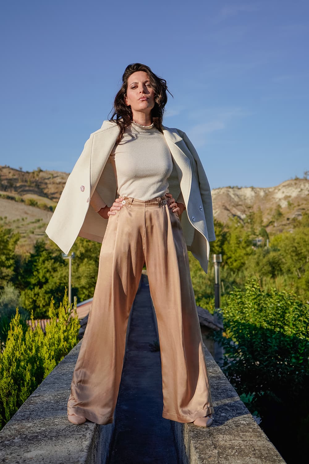 Pantalone Gabriela cupro modello ampio e comodo giacca Benedetta lana cotone malia lab atelier moda sostenibile artigianale