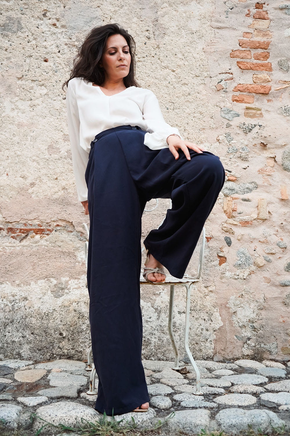 Pantalone tencel Gabriela indossato da Flavia Amato malia lab atelier artigianale moda abbigliamento sostenibile tessuto delicato e scivolato pantalone sartoriale sostenibile donna